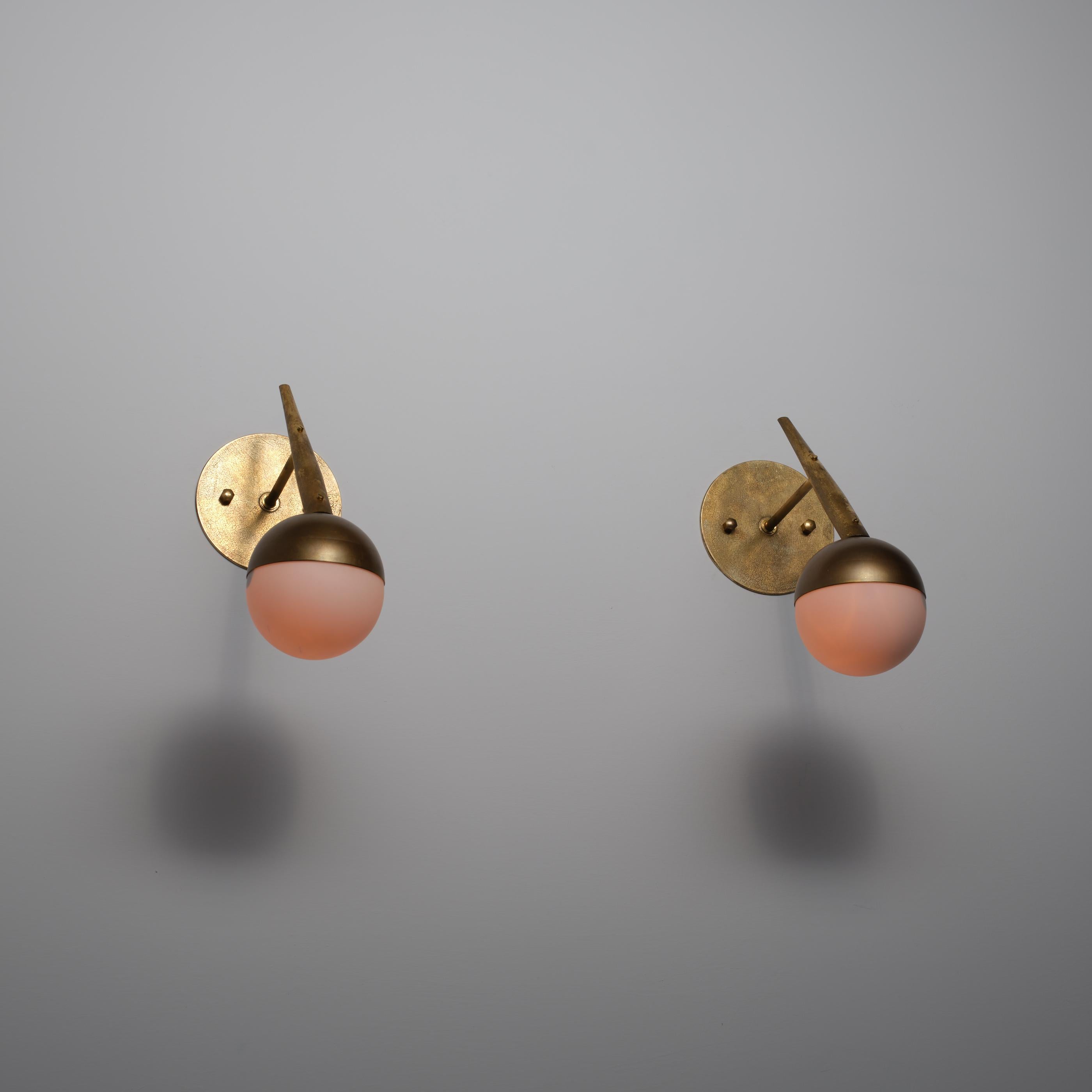 Coppia di lampade da parete a globo in ottone e vetro opalino degli anni Cinquanta in vendita 3