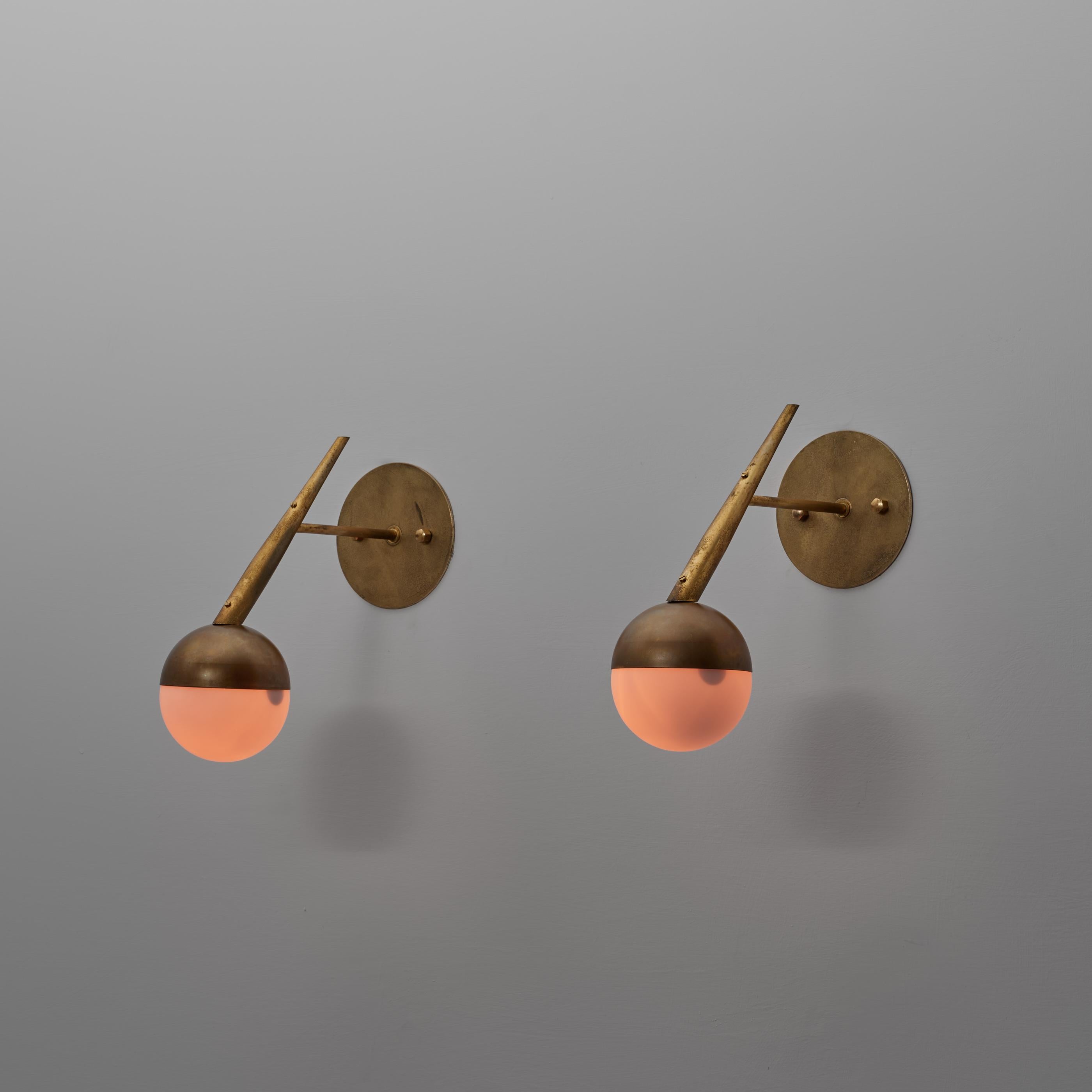 Coppia di lampade da parete a globo in ottone e vetro opalino degli anni Cinquanta In condizioni buone in vendita a Rome, IT