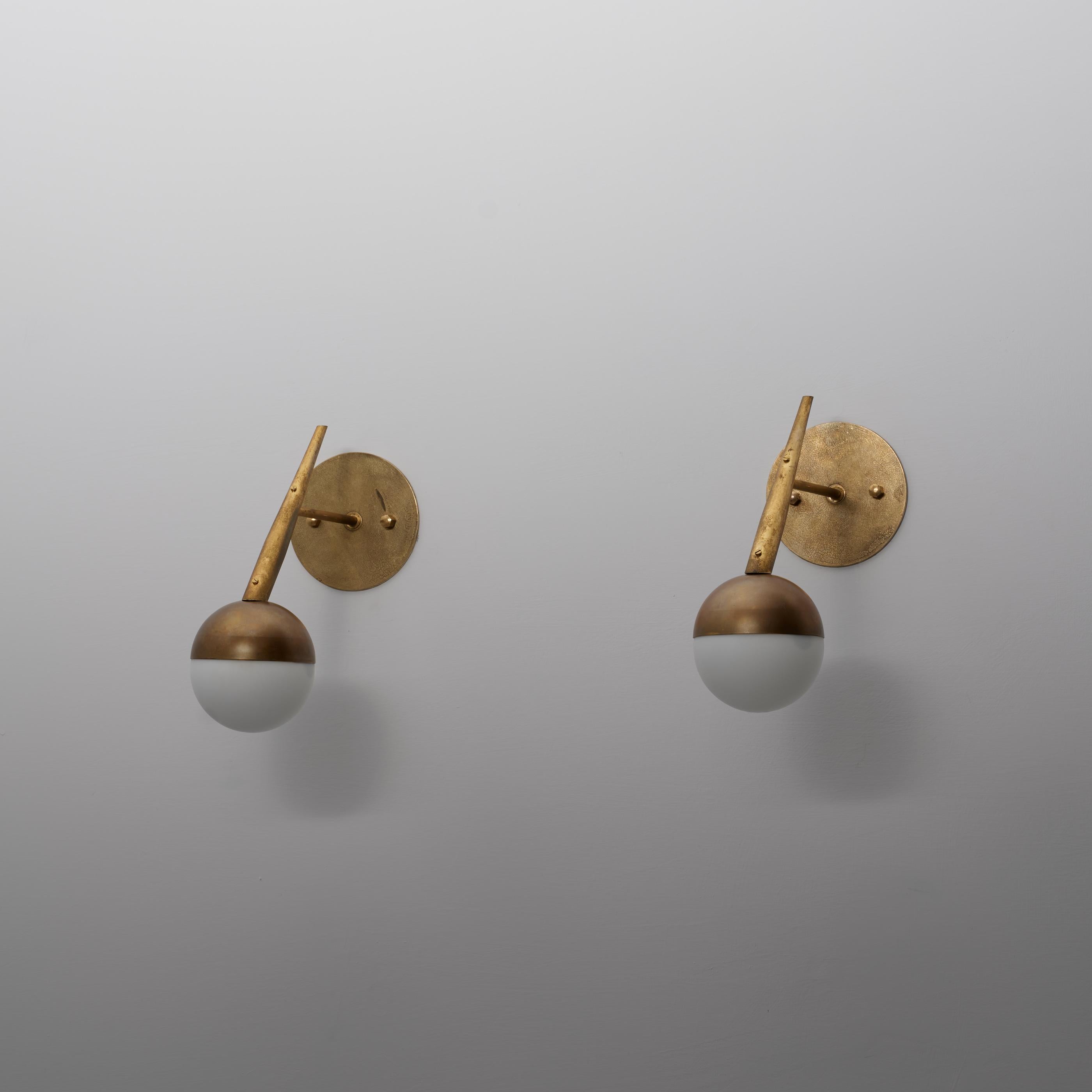 Ottone Coppia di lampade da parete a globo in ottone e vetro opalino degli anni Cinquanta in vendita