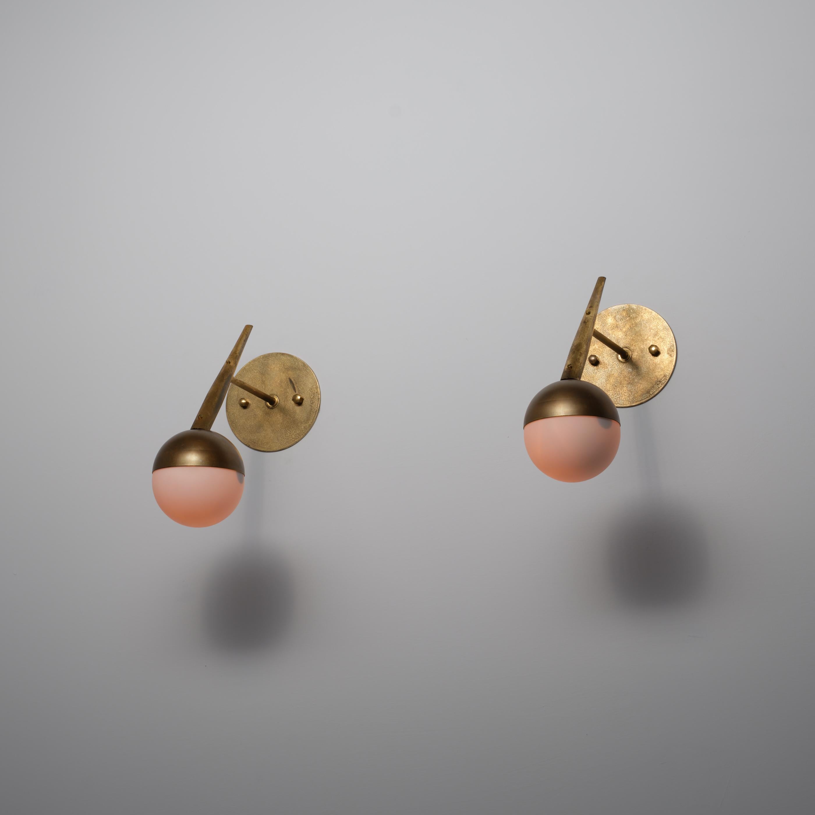 Coppia di lampade da parete a globo in ottone e vetro opalino degli anni Cinquanta in vendita 2