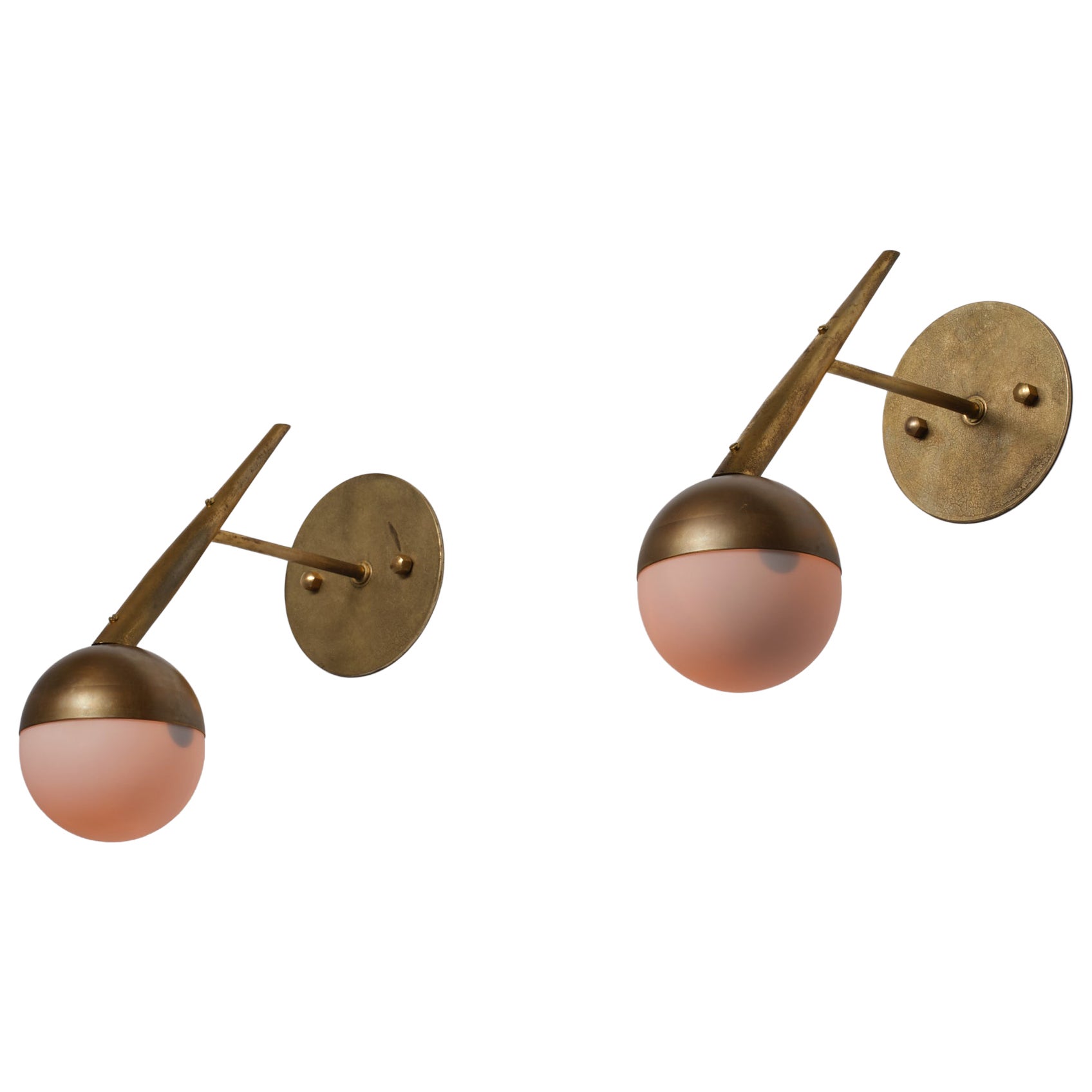 Pareja de apliques italianos de latón y cristal opalino de los años 50