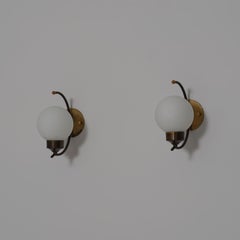 Pareja de apliques italianos de latón y cristal opalino de los años 50