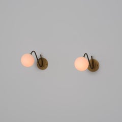 Pareja de apliques italianos de latón y cristal opalino de los años 50