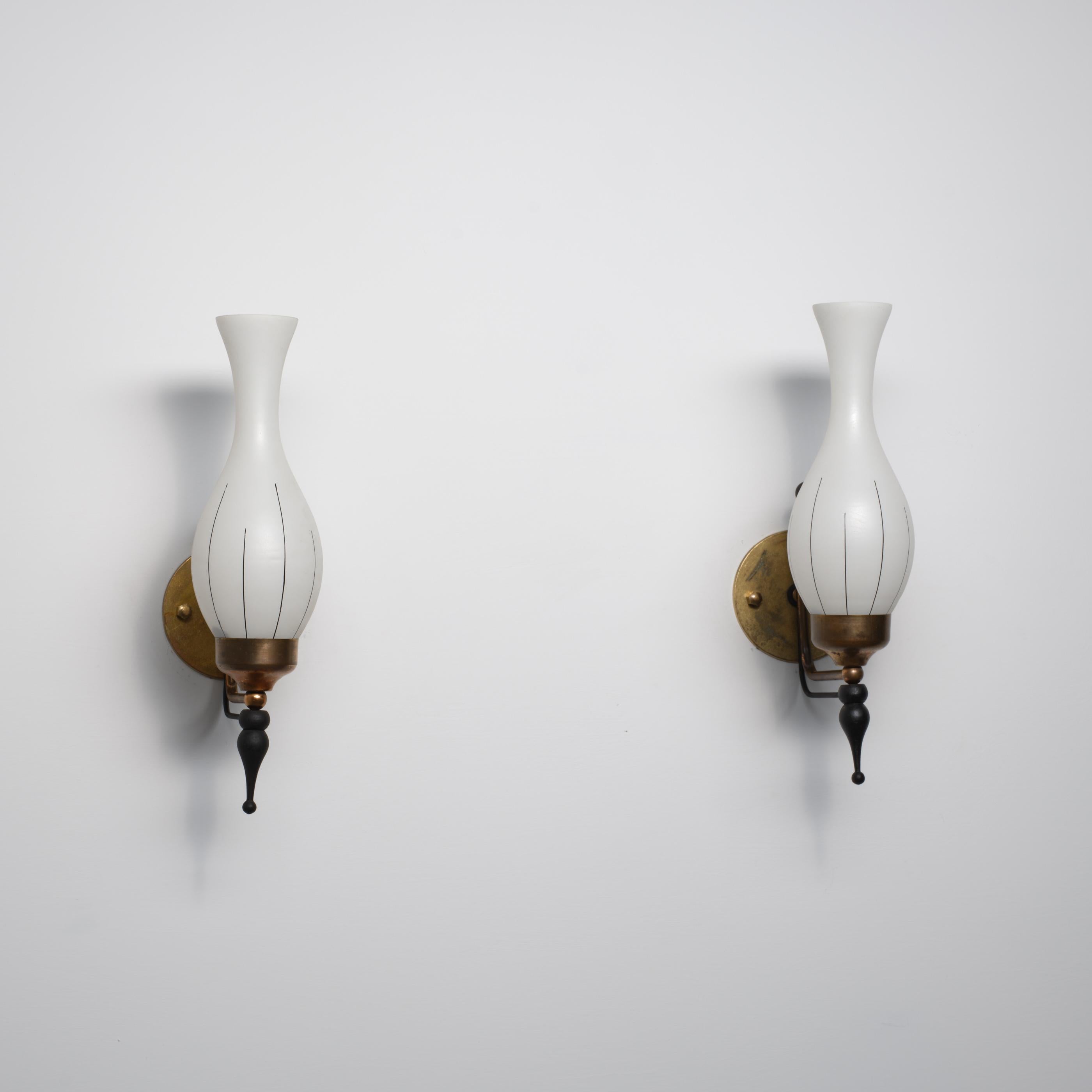 Pair of 1950s Italian Brass, Black-Lacquered Metal & Opaline Glass Wall Sconces in vendita 3