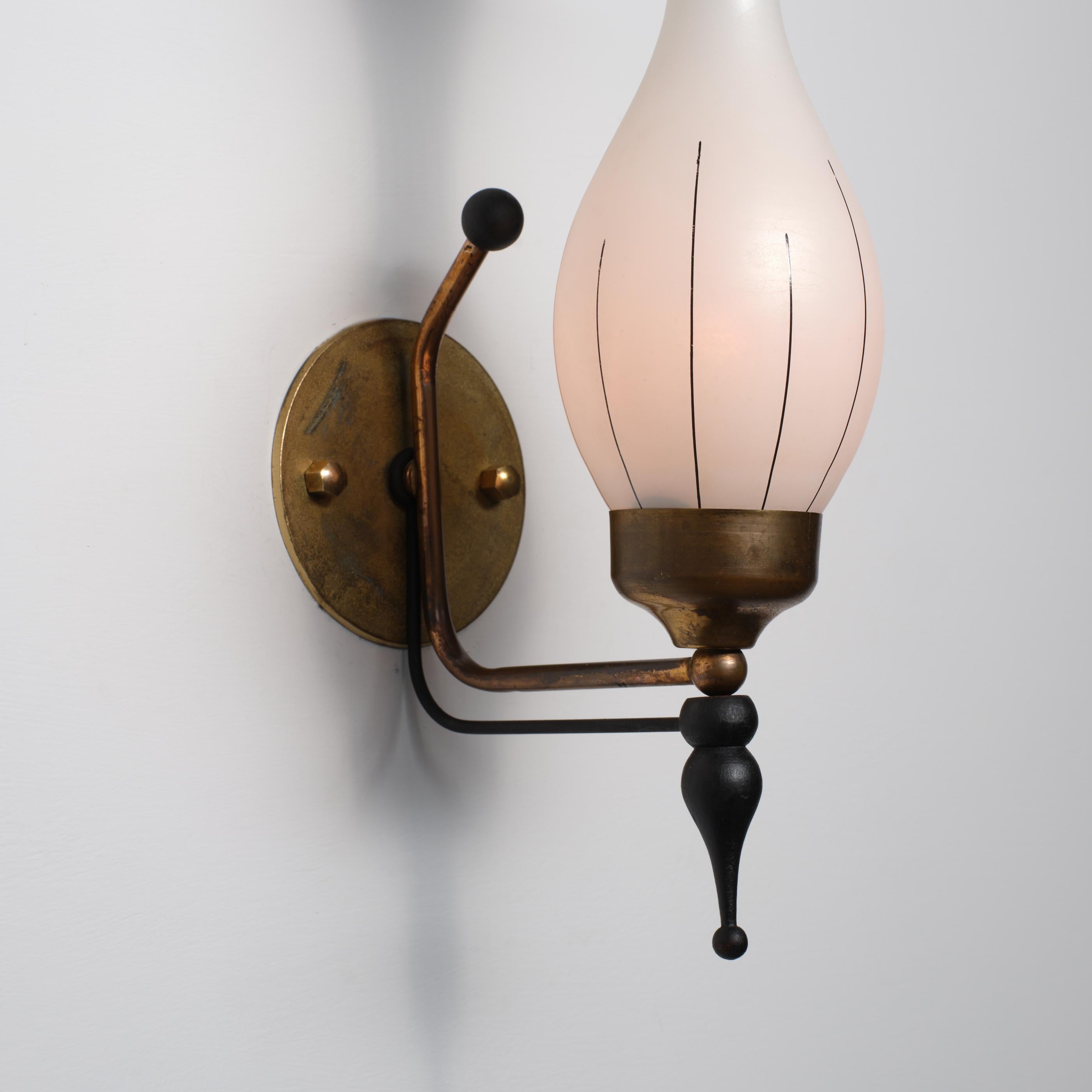 Mid-Century moderno Pair of 1950s Italian Brass, Black-Lacquered Metal & Opaline Glass Wall Sconces in vendita