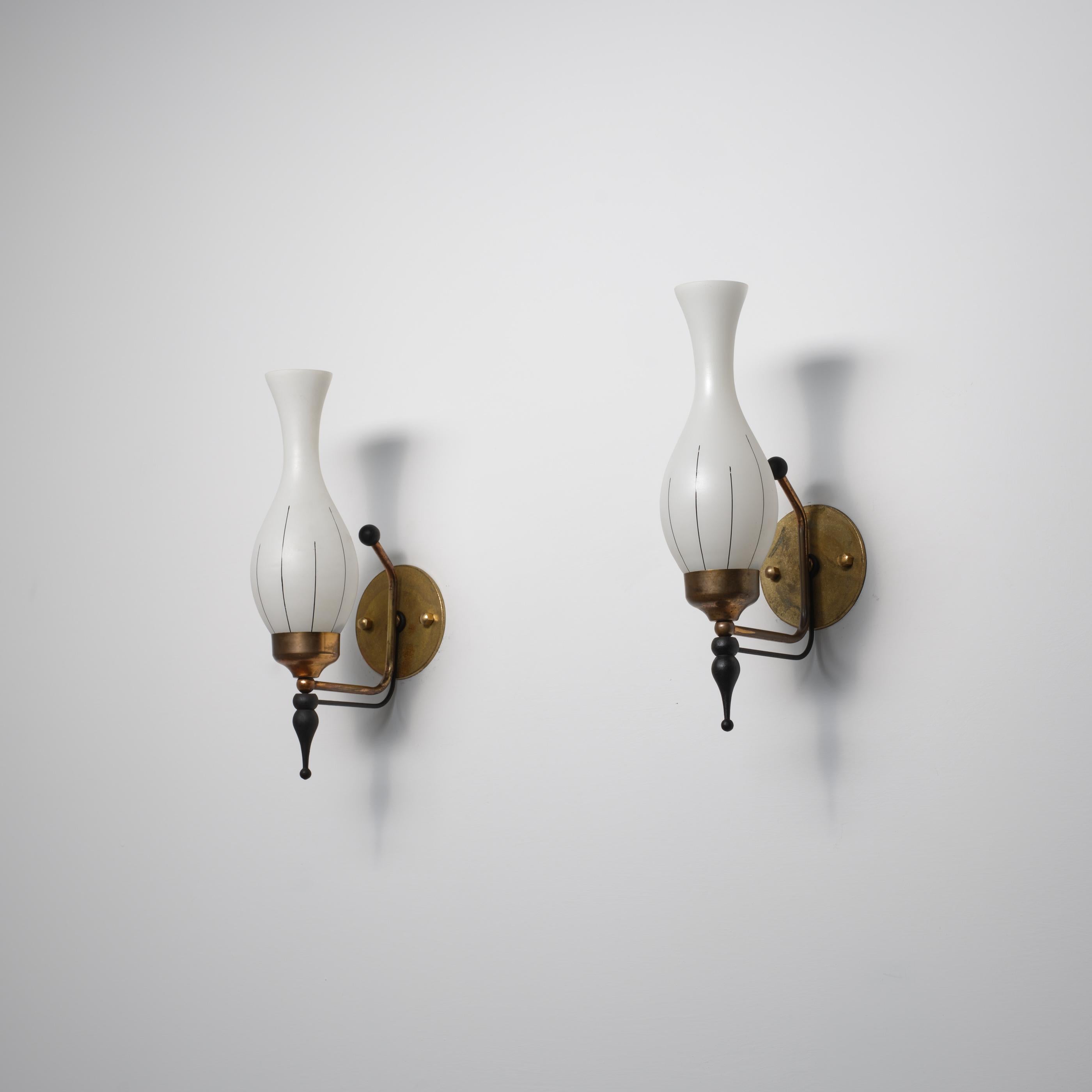 Pair of 1950s Italian Brass, Black-Lacquered Metal & Opaline Glass Wall Sconces in vendita 1