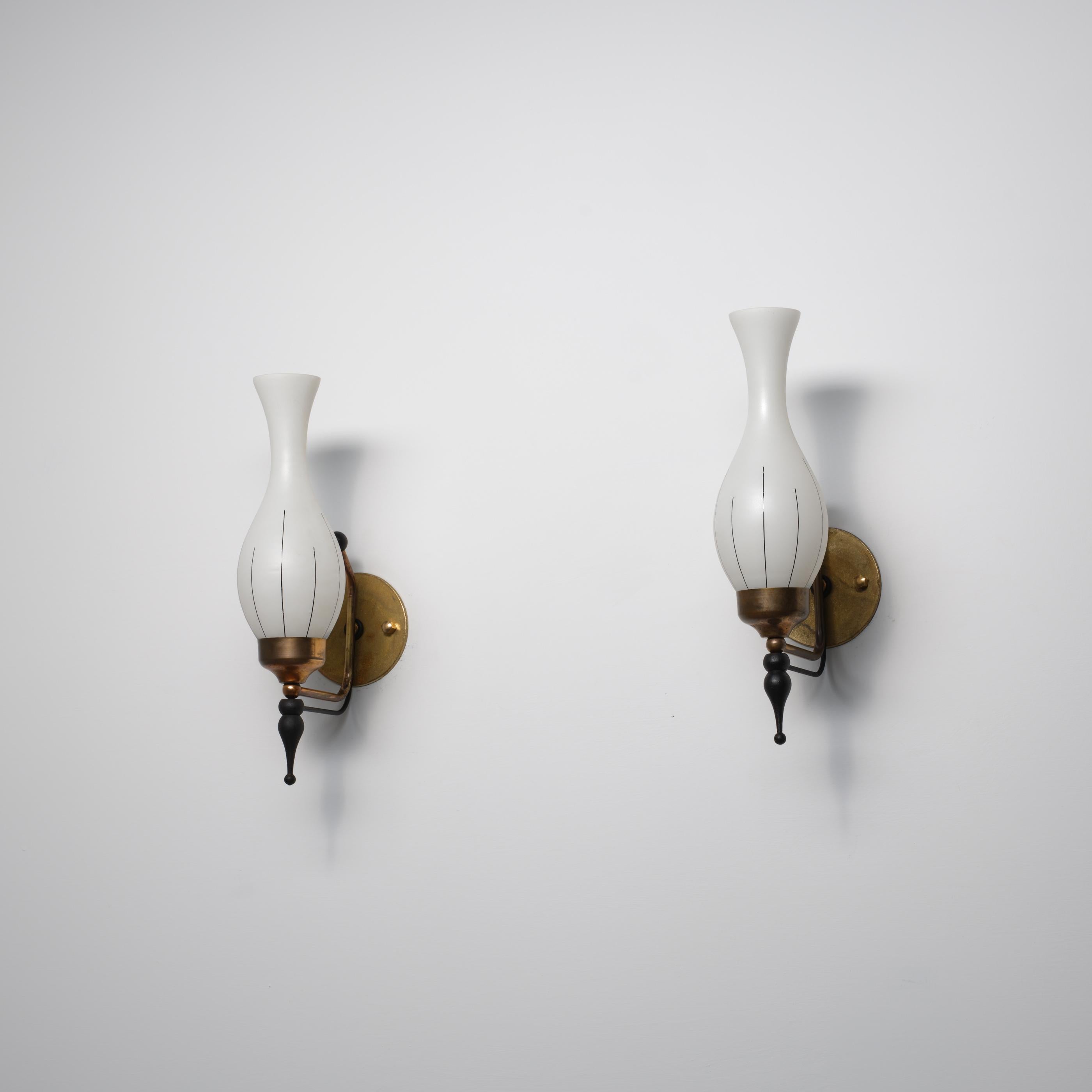 Pair of 1950s Italian Brass, Black-Lacquered Metal & Opaline Glass Wall Sconces in vendita 2