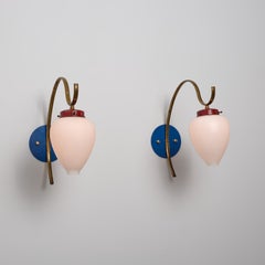 Coppia di applique italiane degli anni '50 in ottone, metallo blu e rosso e vetro opalino