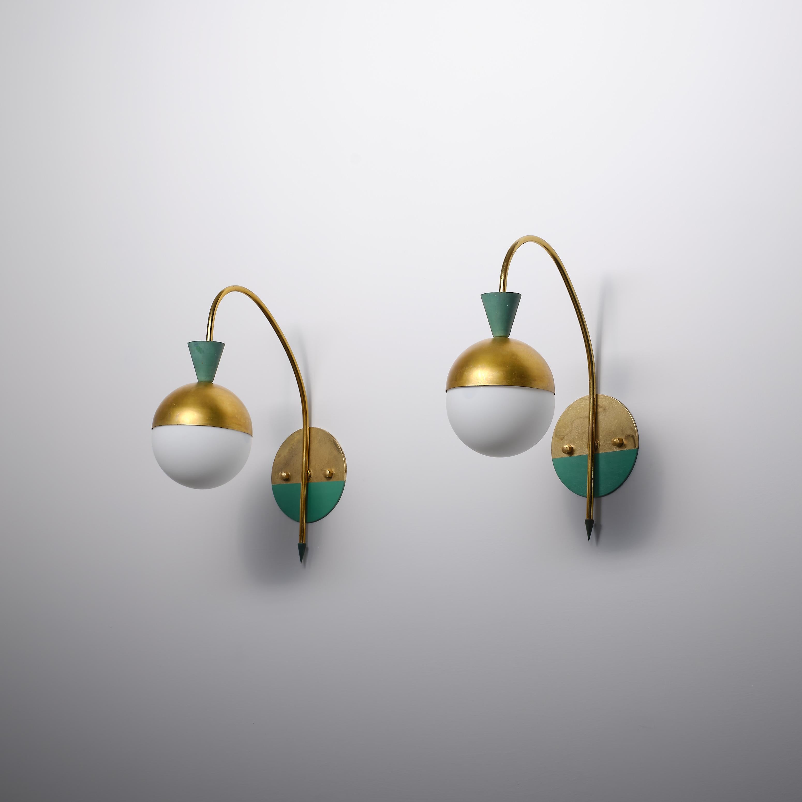 Pareja de candelabros italianos de latón de los años 50 atribuidos a Stilnovo con globos opalinos Moderno de mediados de siglo en venta