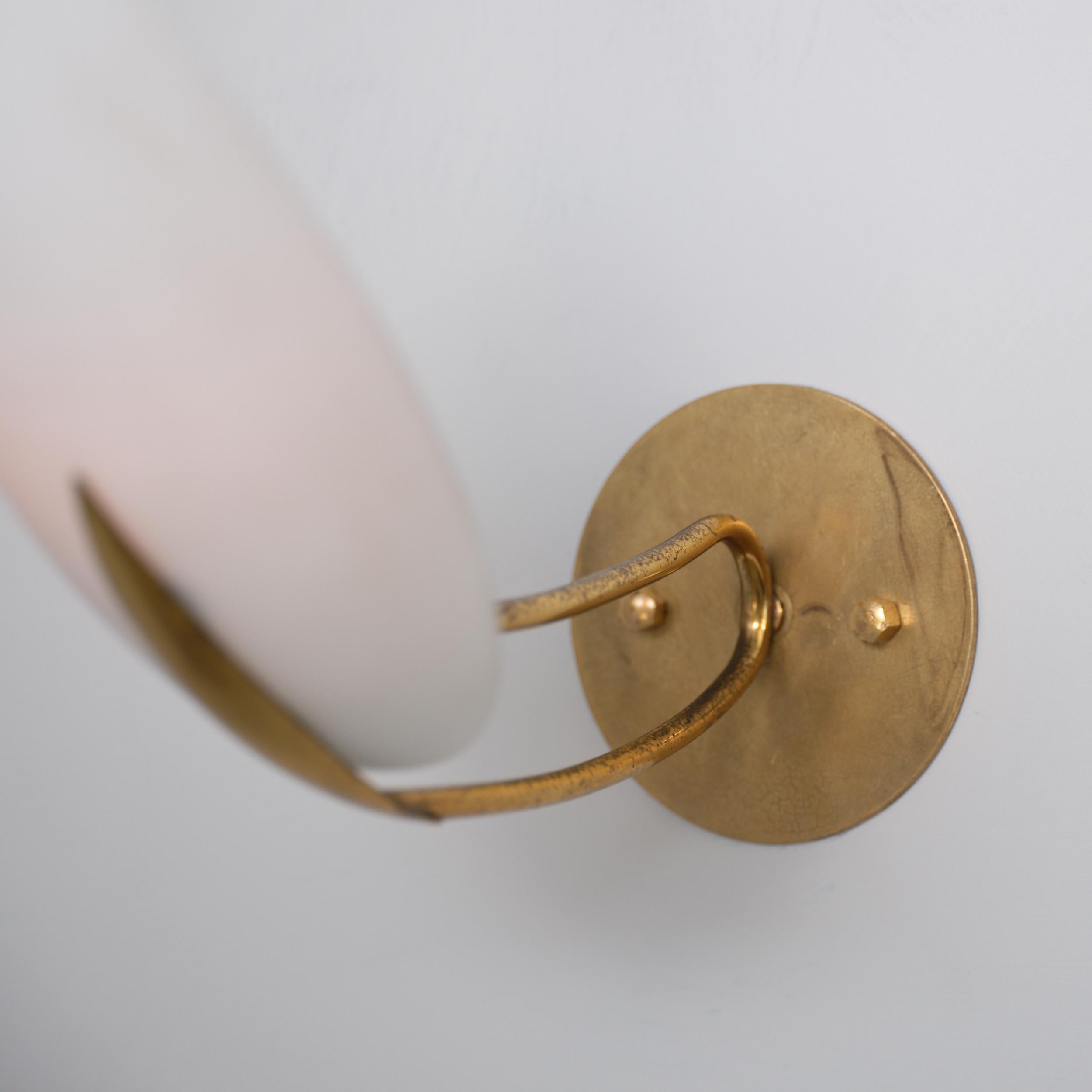 Coppia di lampade italiane in ottone degli anni '50 con paralumi in vetro opalino a forma di mandorla in vendita 3