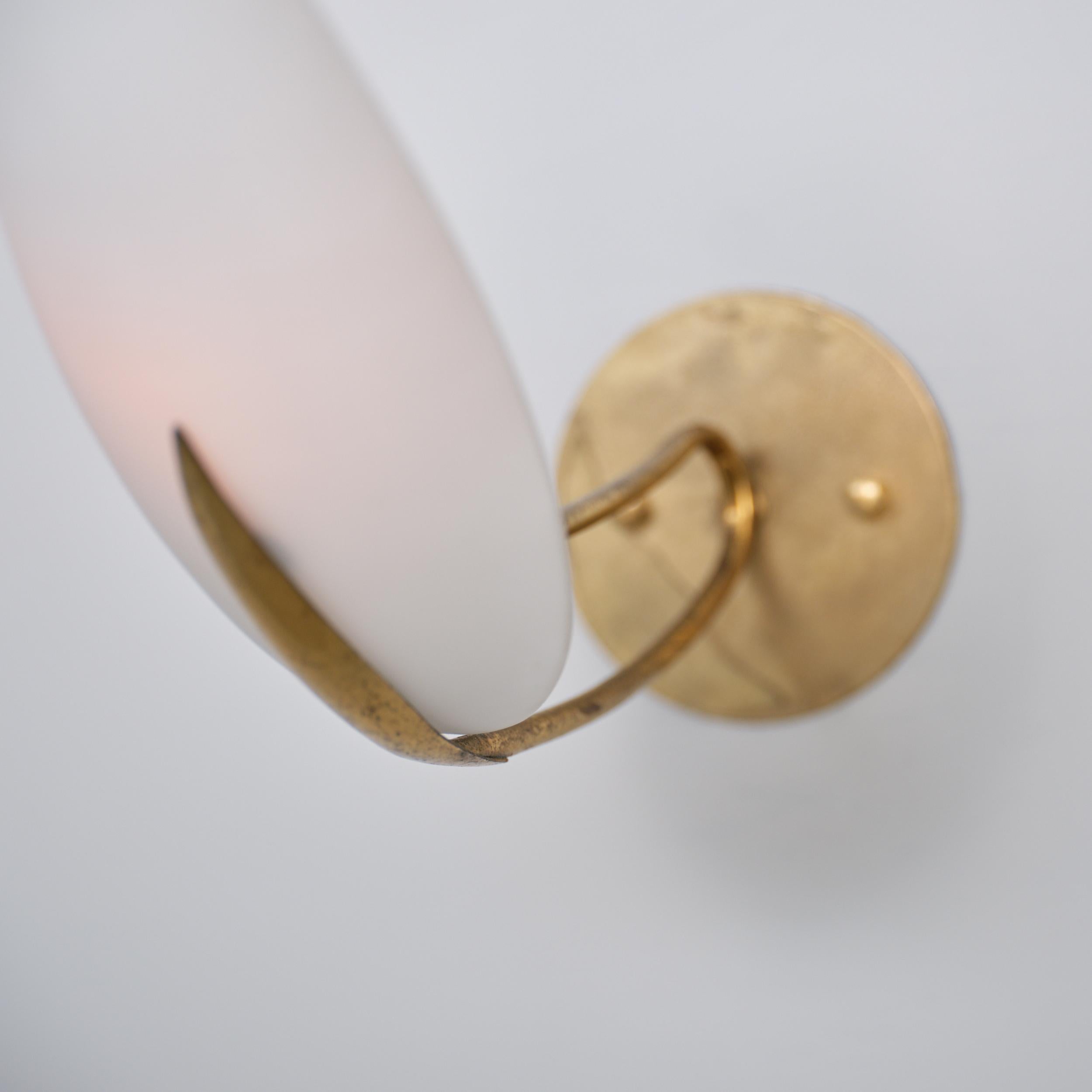Coppia di lampade italiane in ottone degli anni '50 con paralumi in vetro opalino a forma di mandorla in vendita 6