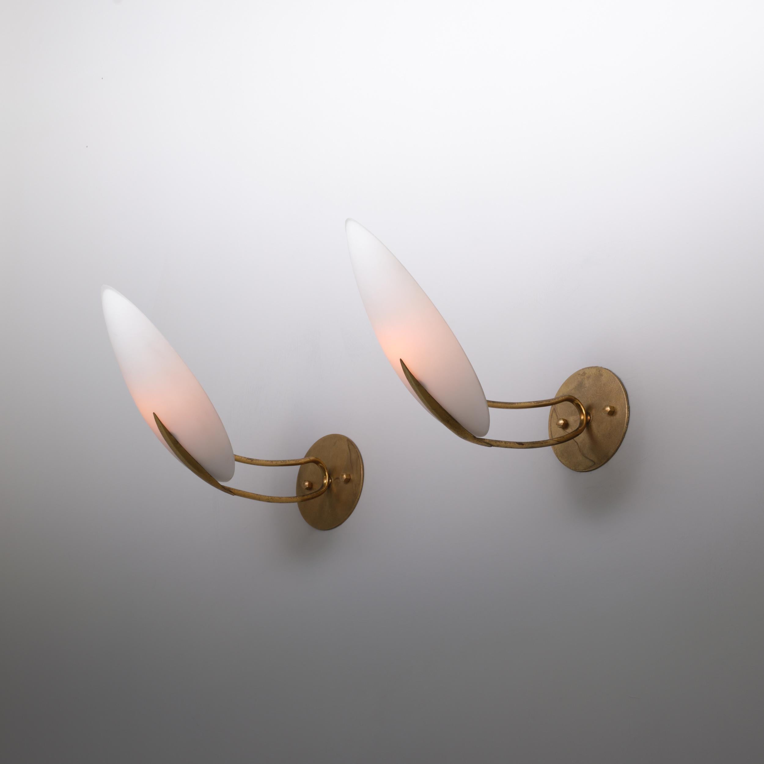 Metà XX secolo Coppia di lampade italiane in ottone degli anni '50 con paralumi in vetro opalino a forma di mandorla in vendita