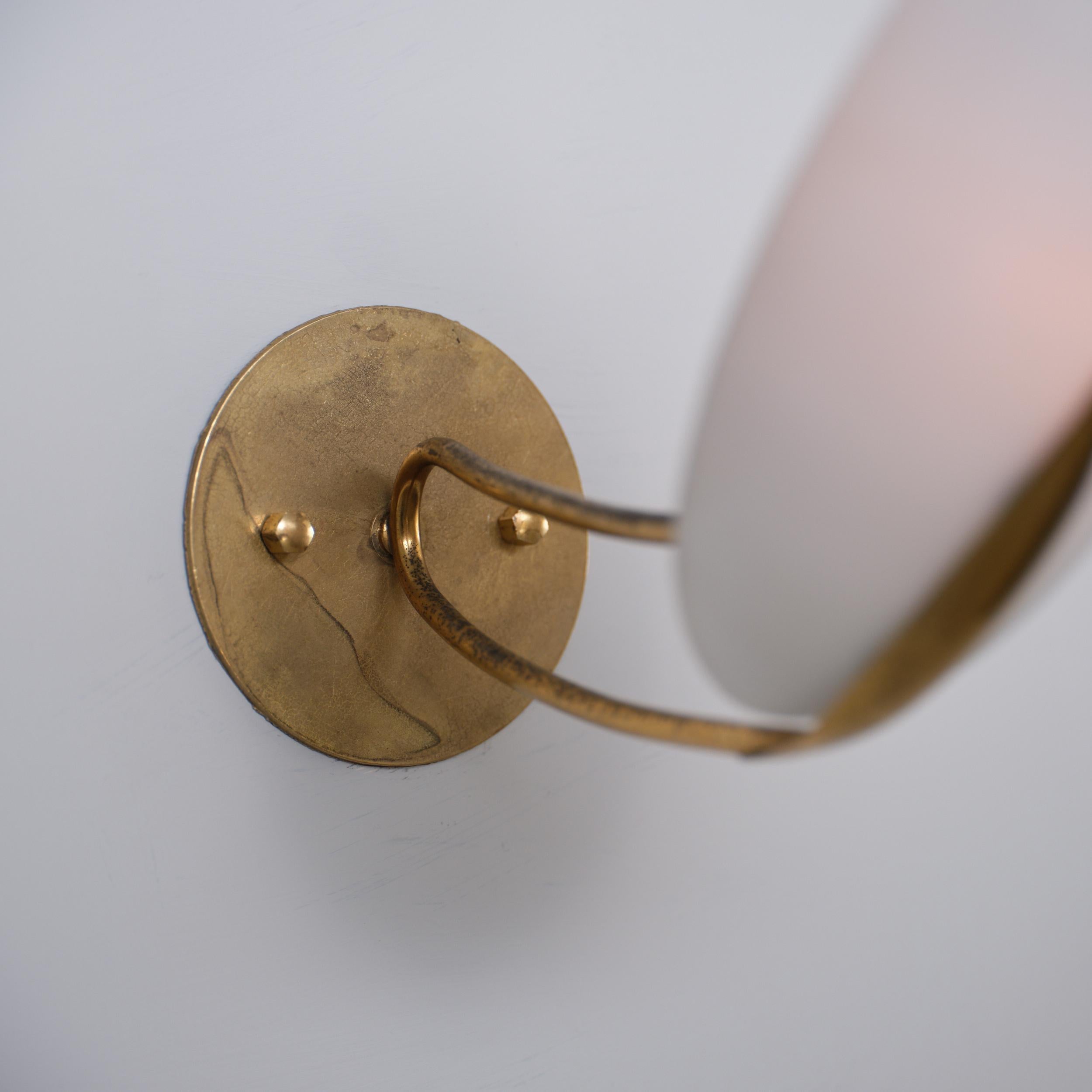 Ottone Coppia di lampade italiane in ottone degli anni '50 con paralumi in vetro opalino a forma di mandorla in vendita