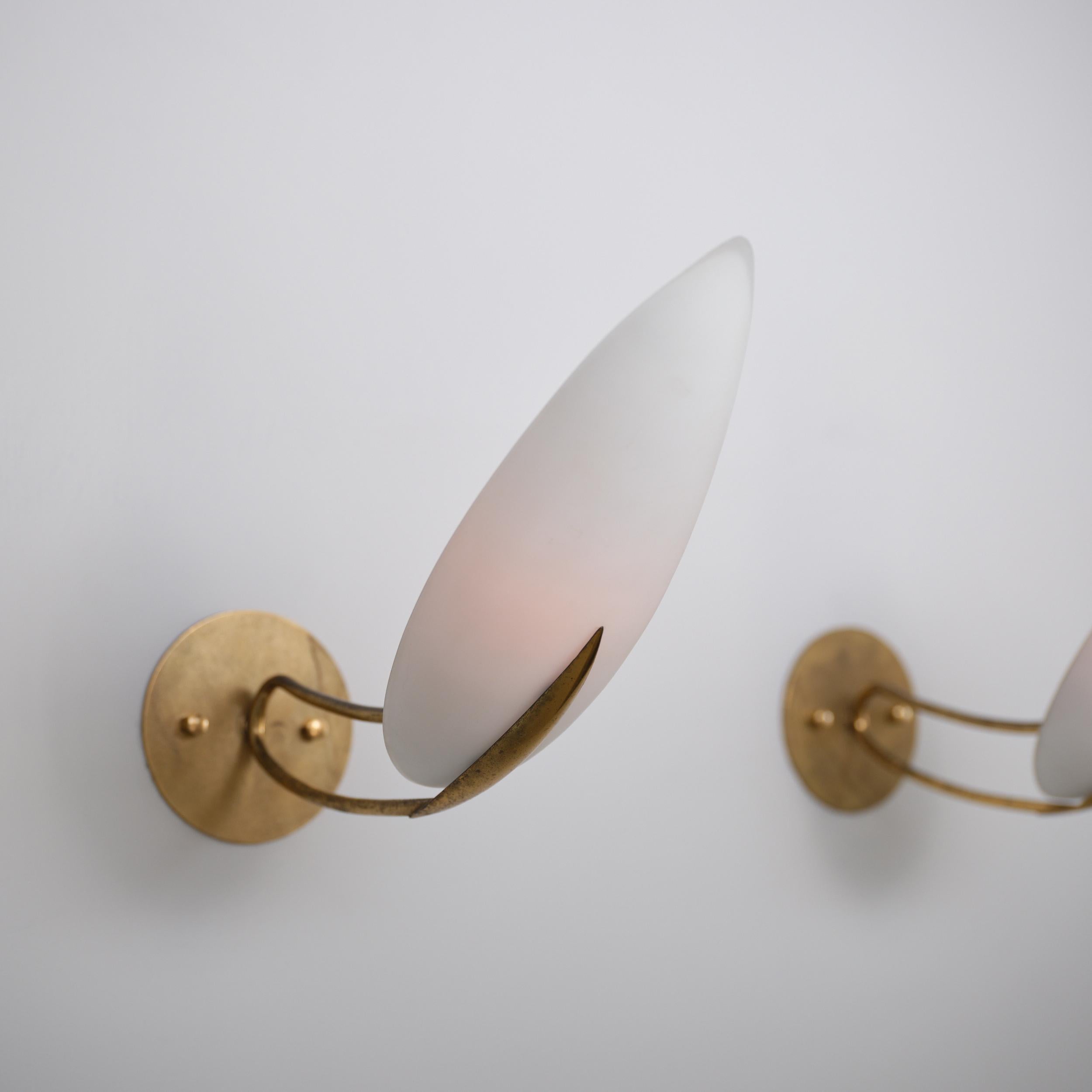 Coppia di lampade italiane in ottone degli anni '50 con paralumi in vetro opalino a forma di mandorla in vendita 1