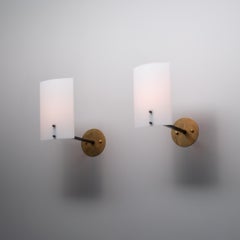 Pareja de latones italianos de los años 50  Apliques con Difusores Curvos Blancos