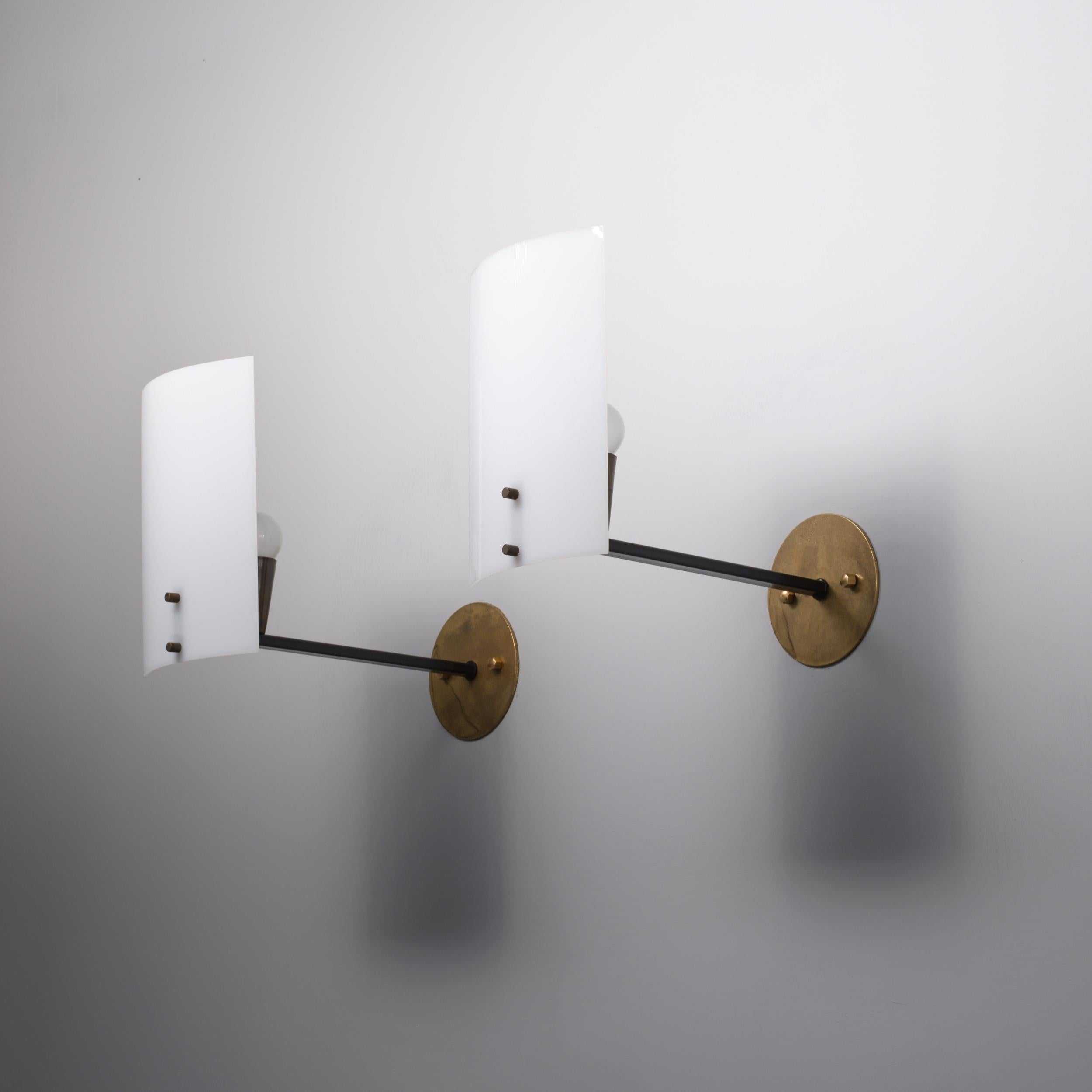Pair of 1950s Italian Brass  Sconces with Curved White Diffusers In Good Condition For Sale In Rome, IT