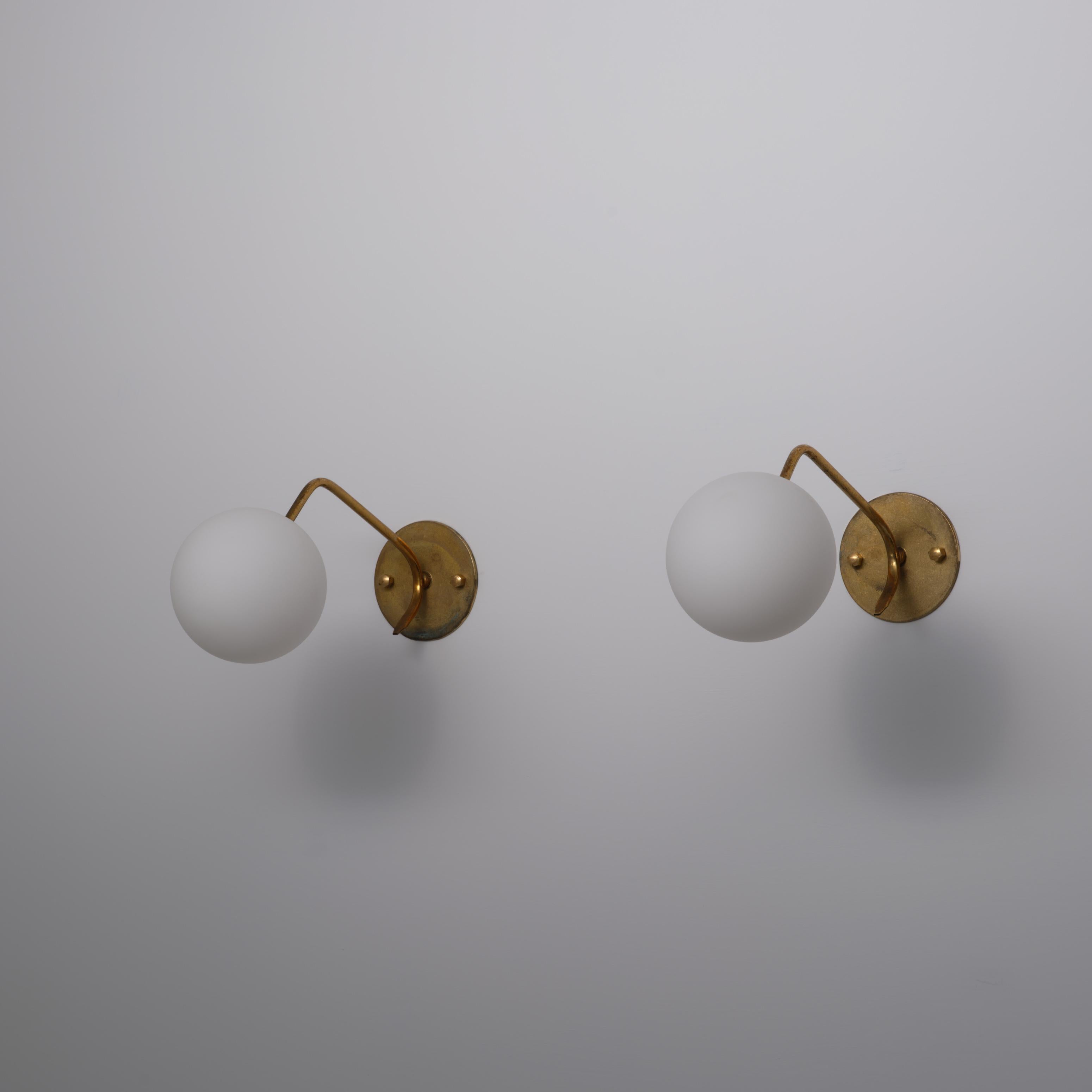 Pareja de candelabros italianos de latón de los años 50 con globos de cristal opalino Moderno de mediados de siglo en venta