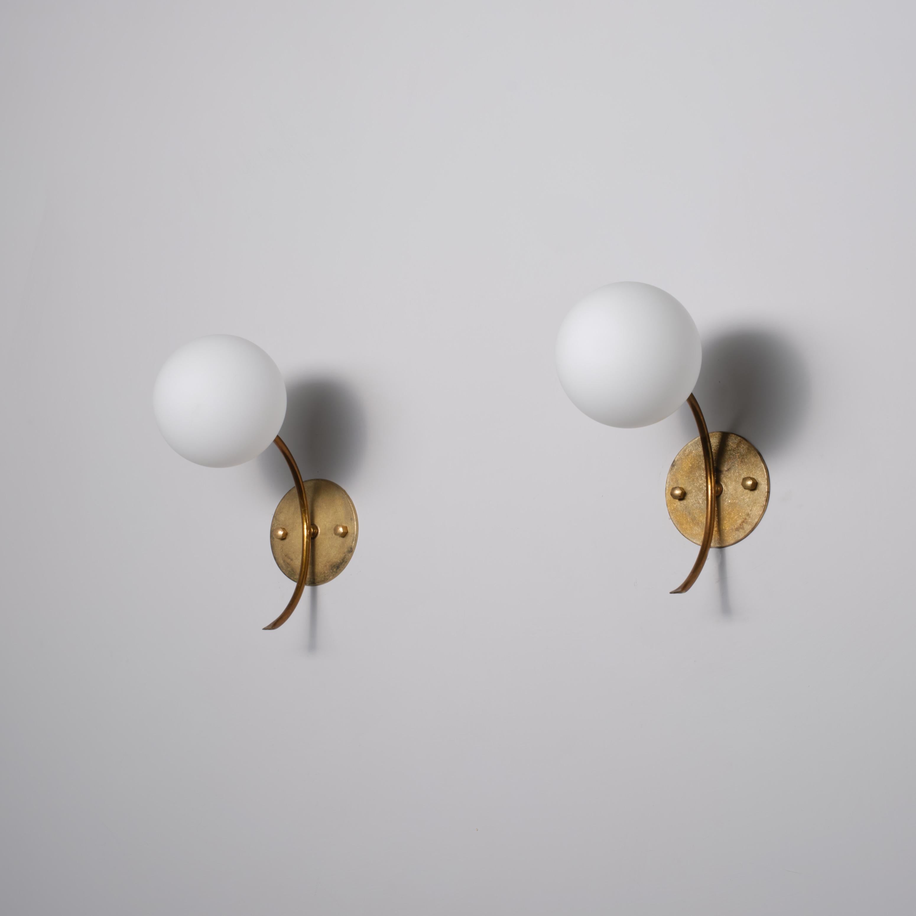 Pair of 1950s Italian Brass Sconces with Opaline Glass Globes In Good Condition For Sale In Rome, IT