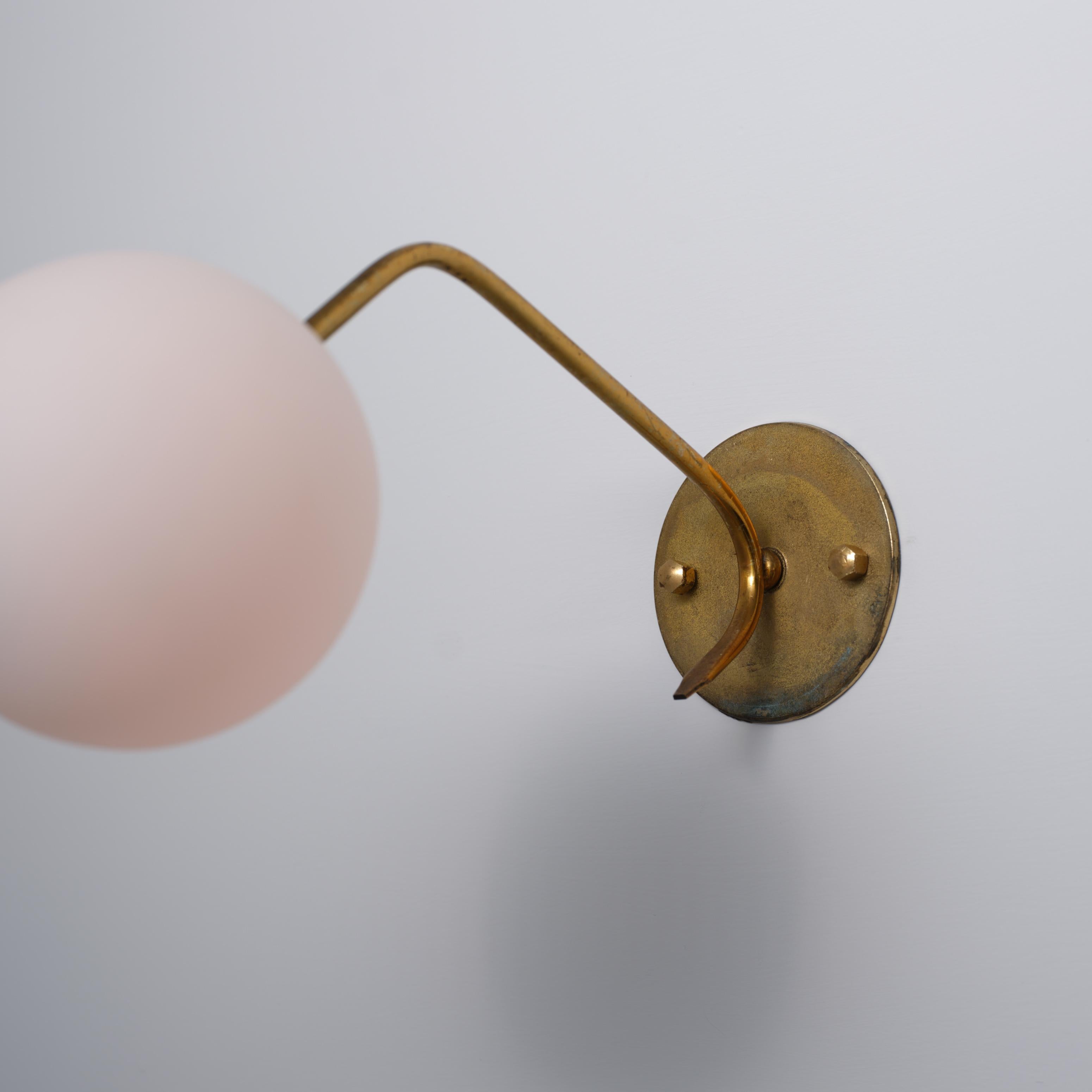 Pareja de candelabros italianos de latón de los años 50 con globos de cristal opalino en Bueno estado para la venta en Rome, IT