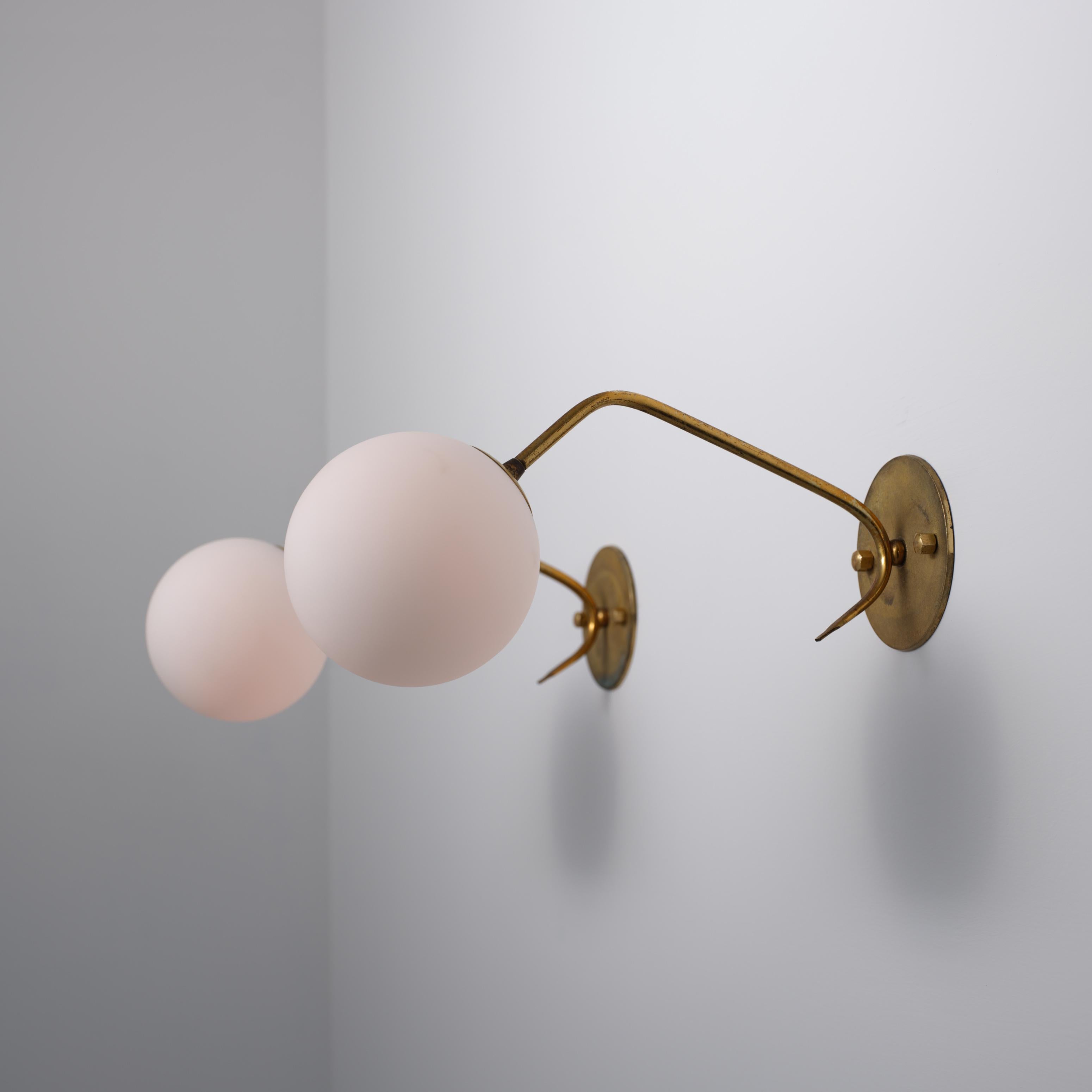 Pair of 1950s Italian Brass Sconces with Opaline Glass Globes (Mitte des 20. Jahrhunderts) im Angebot