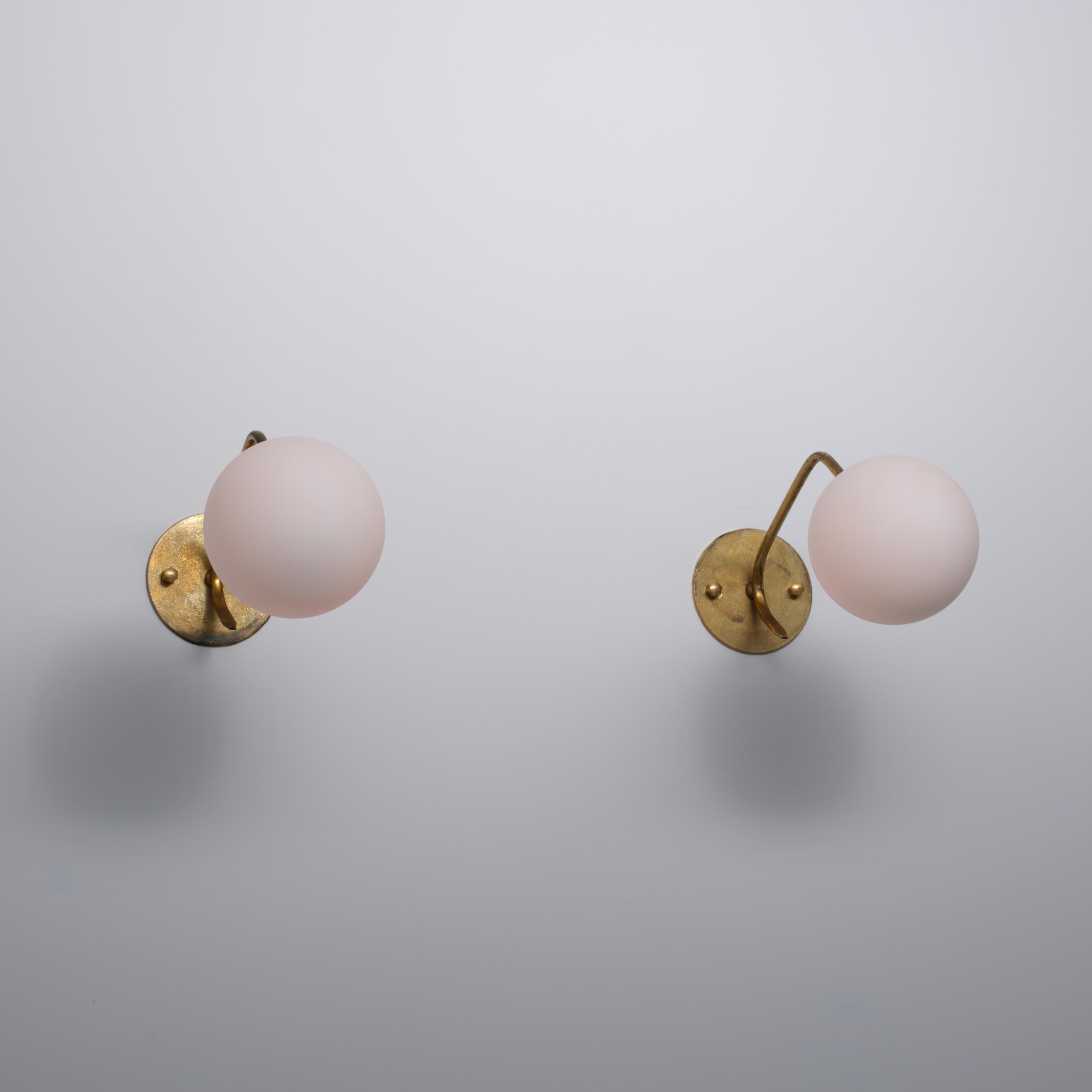 Pareja de candelabros italianos de latón de los años 50 con globos de cristal opalino mediados del siglo XX en venta