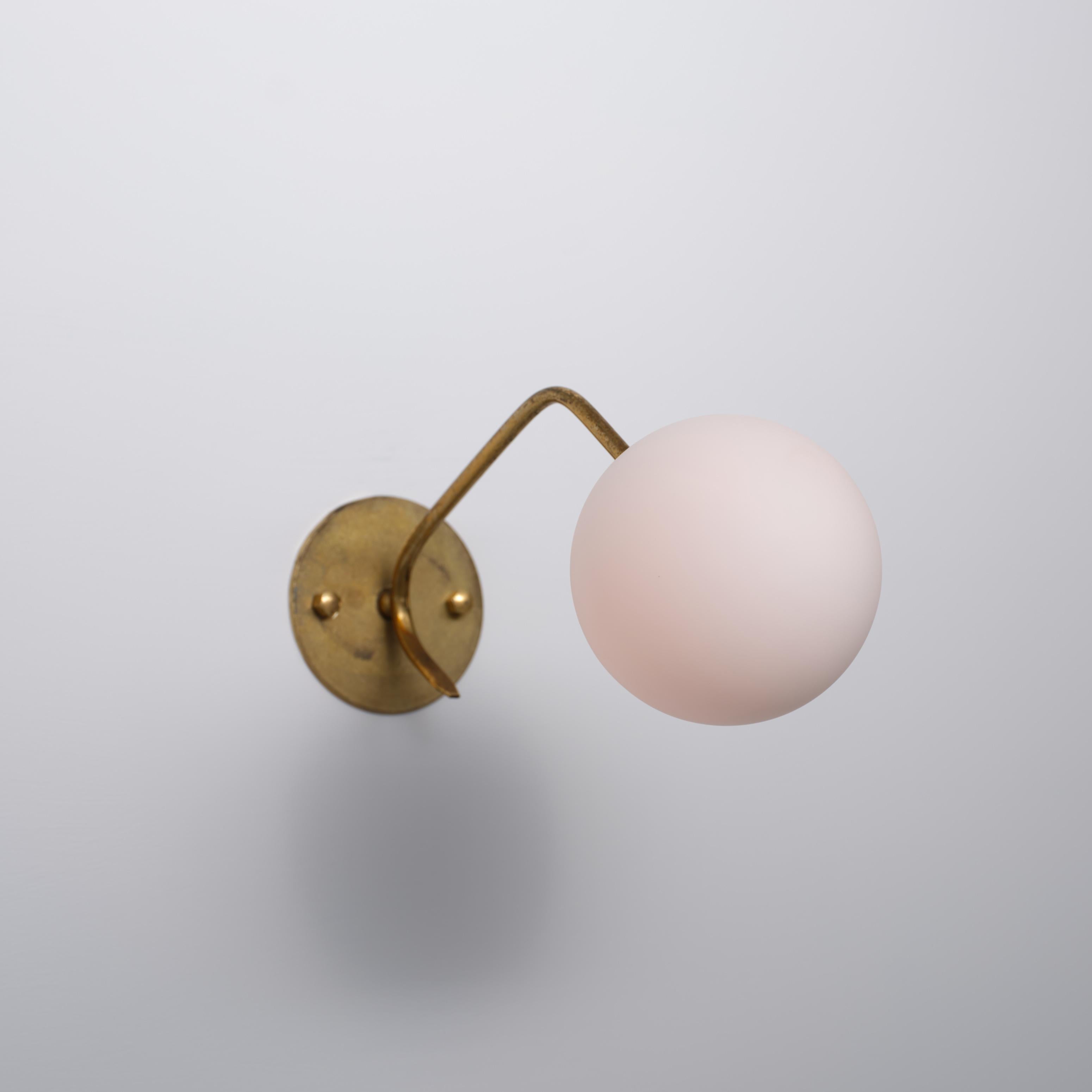 Pair of 1950s Italian Brass Sconces with Opaline Glass Globes (Messing) im Angebot