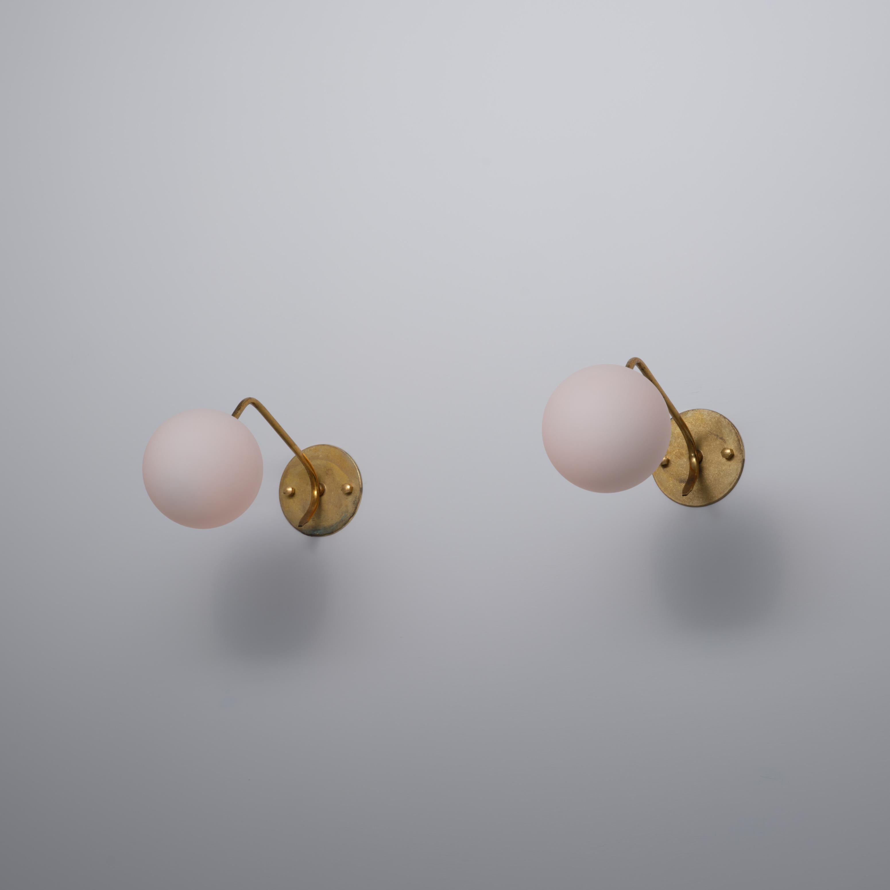 Pareja de candelabros italianos de latón de los años 50 con globos de cristal opalino Latón en venta