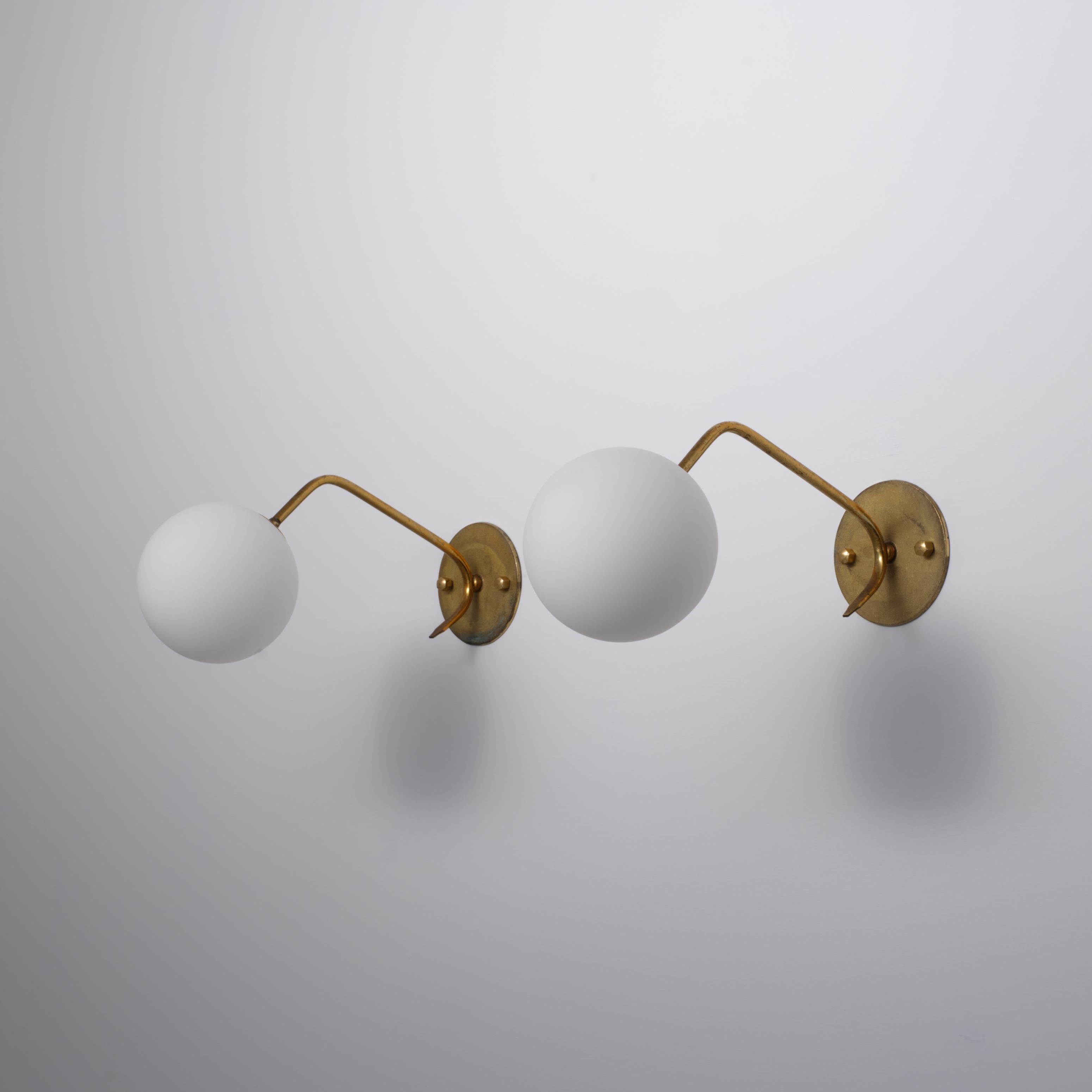 Pareja de candelabros italianos de latón de los años 50 con globos de cristal opalino en venta 1