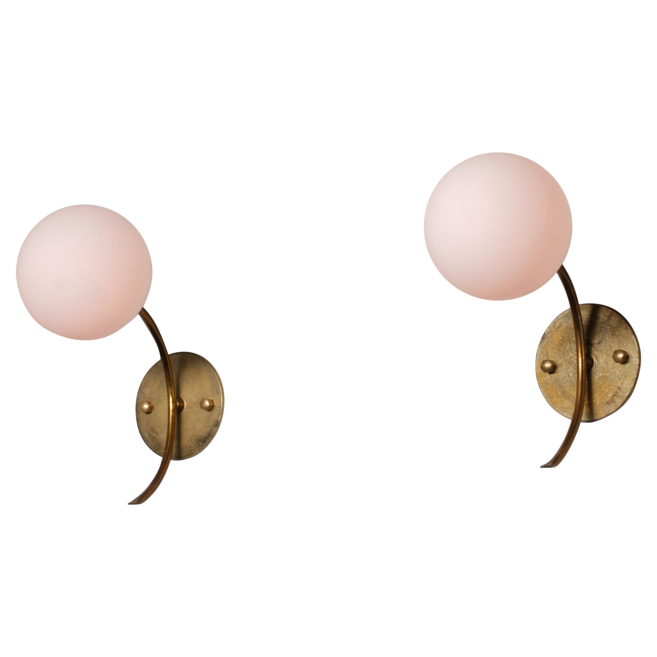 Coppia di lampade italiane in ottone degli anni '50 con globi di vetro opalino