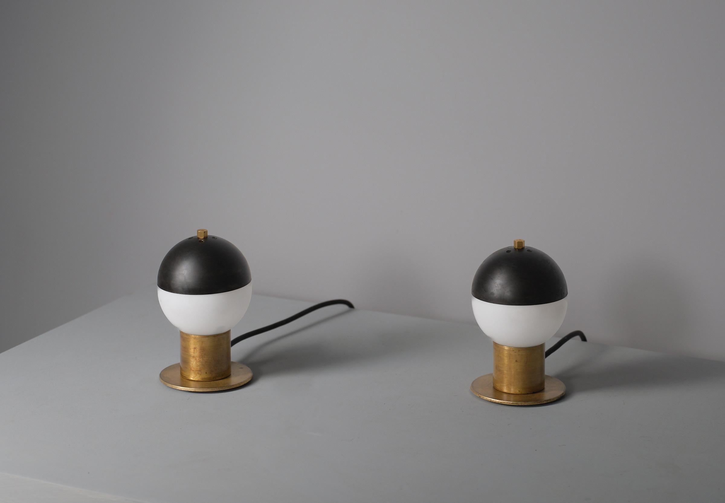 Paire de lampes de table italiennes en laiton des années 1950 avec abat-jour en verre sphérique opalin en vente 1