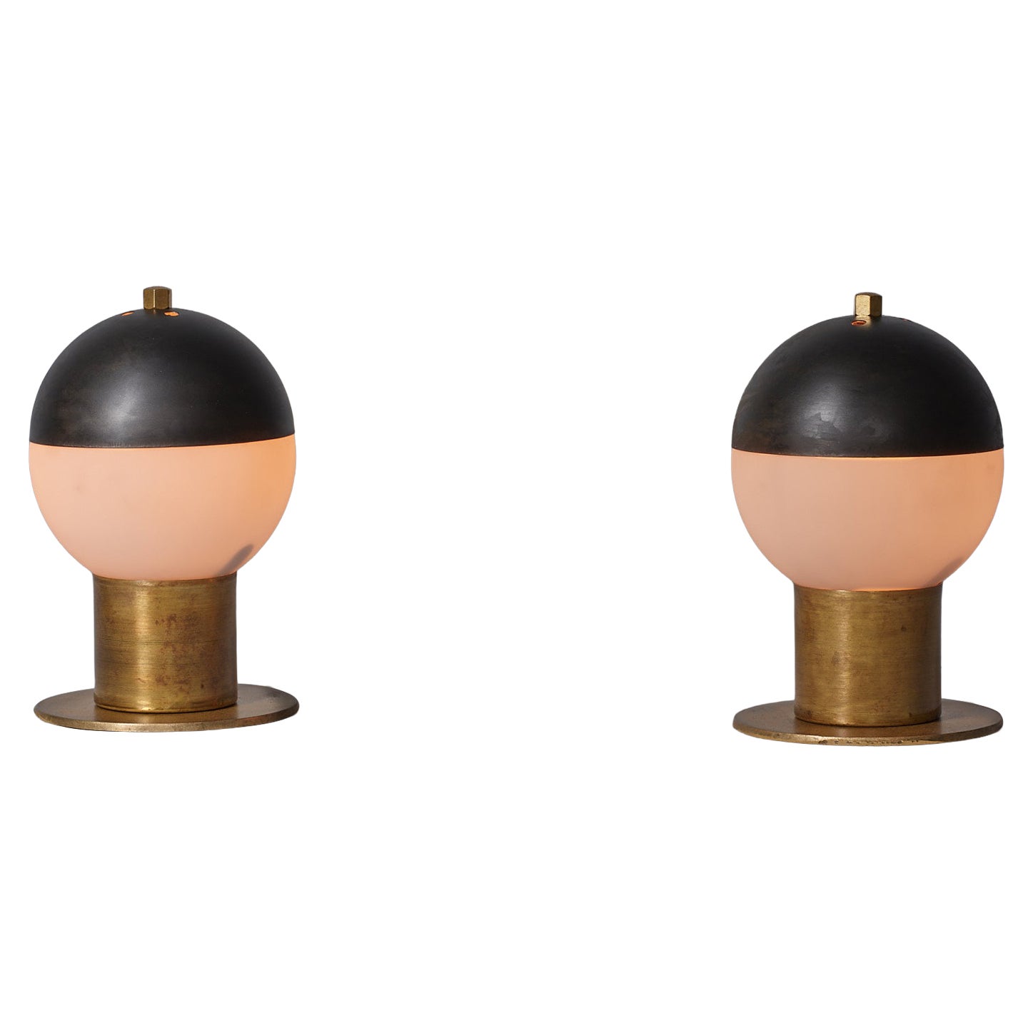 Paire de lampes de table italiennes en laiton des années 1950 avec abat-jour en verre sphérique opalin