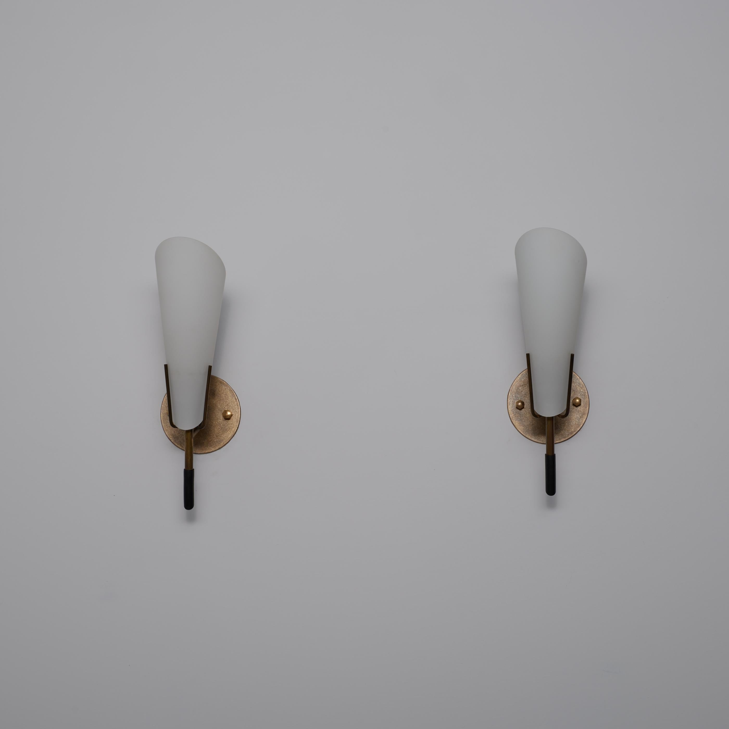 Italiano Coppia di lampade da parete in ottone italiano degli anni '50 con paralumi a cono in vetro opalino in vendita