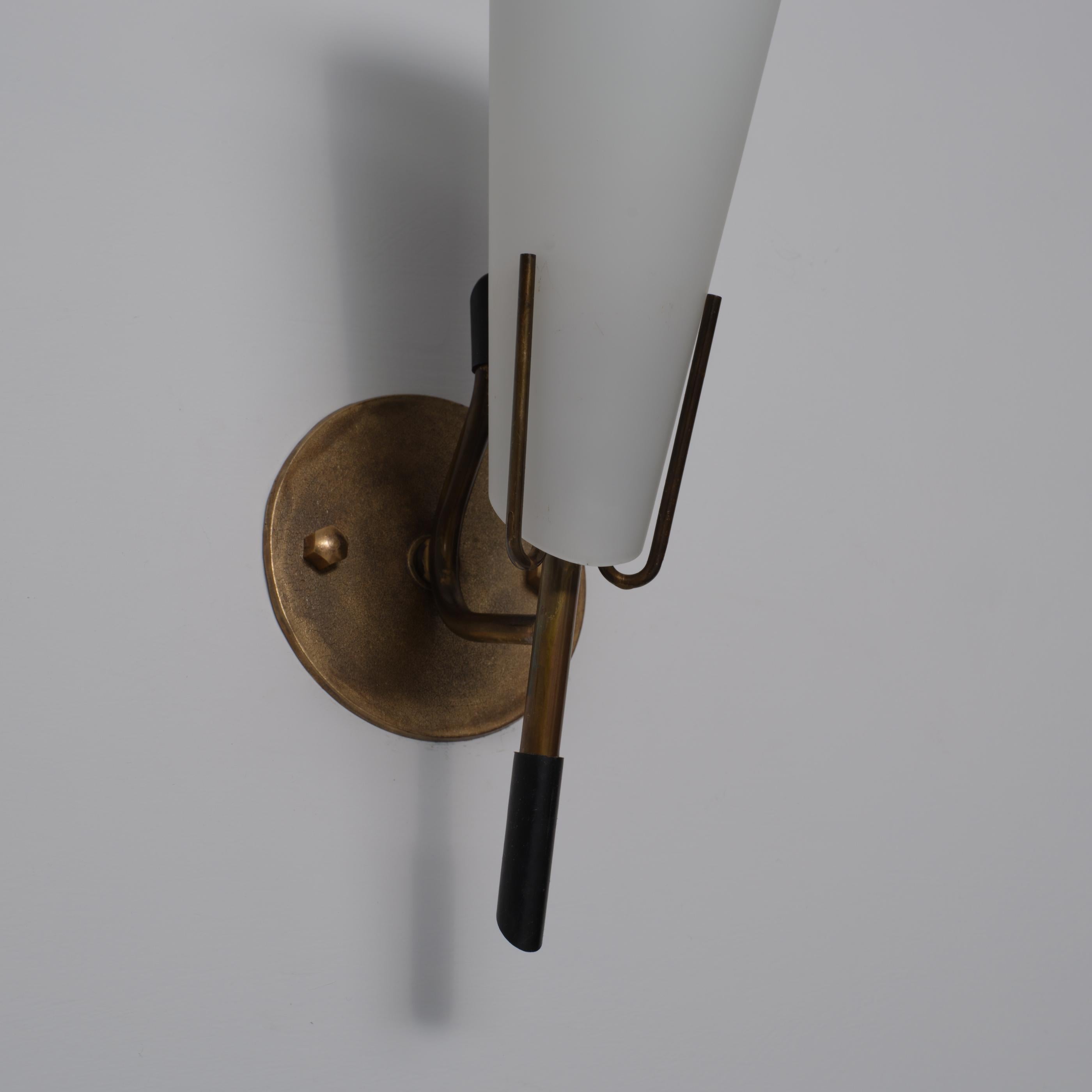 Coppia di lampade da parete in ottone italiano degli anni '50 con paralumi a cono in vetro opalino In condizioni buone in vendita a Rome, IT