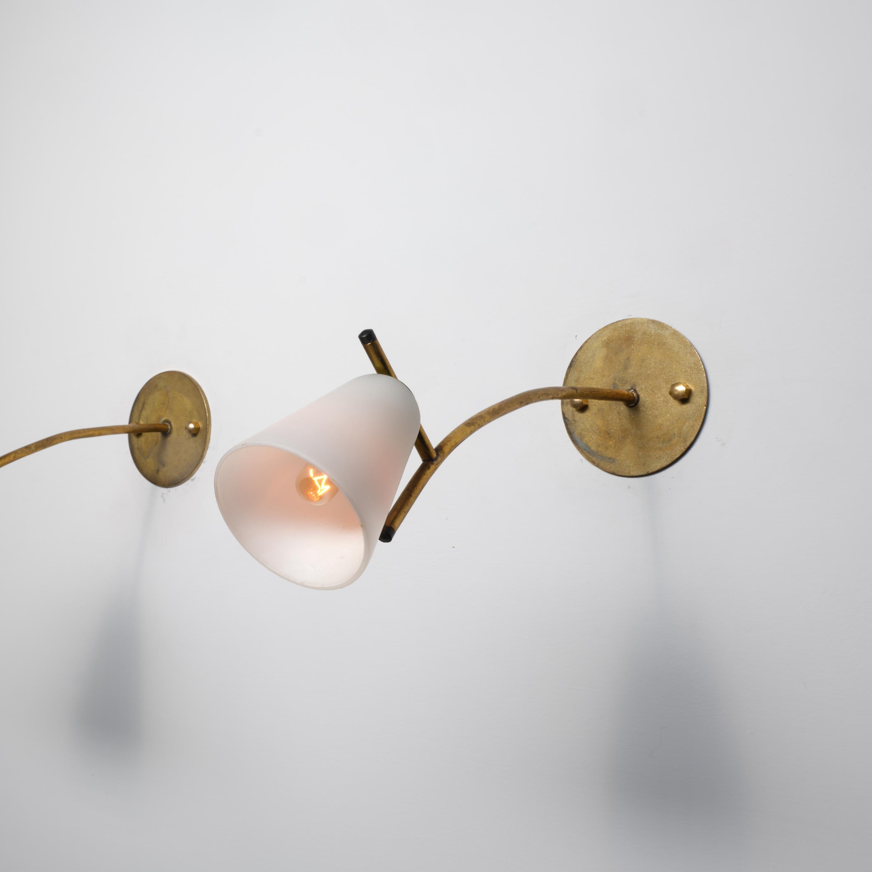 Milieu du XXe siècle Pair of 1950s Italian Brass Wall Sconces with Opaline Glass Conical Shades en vente