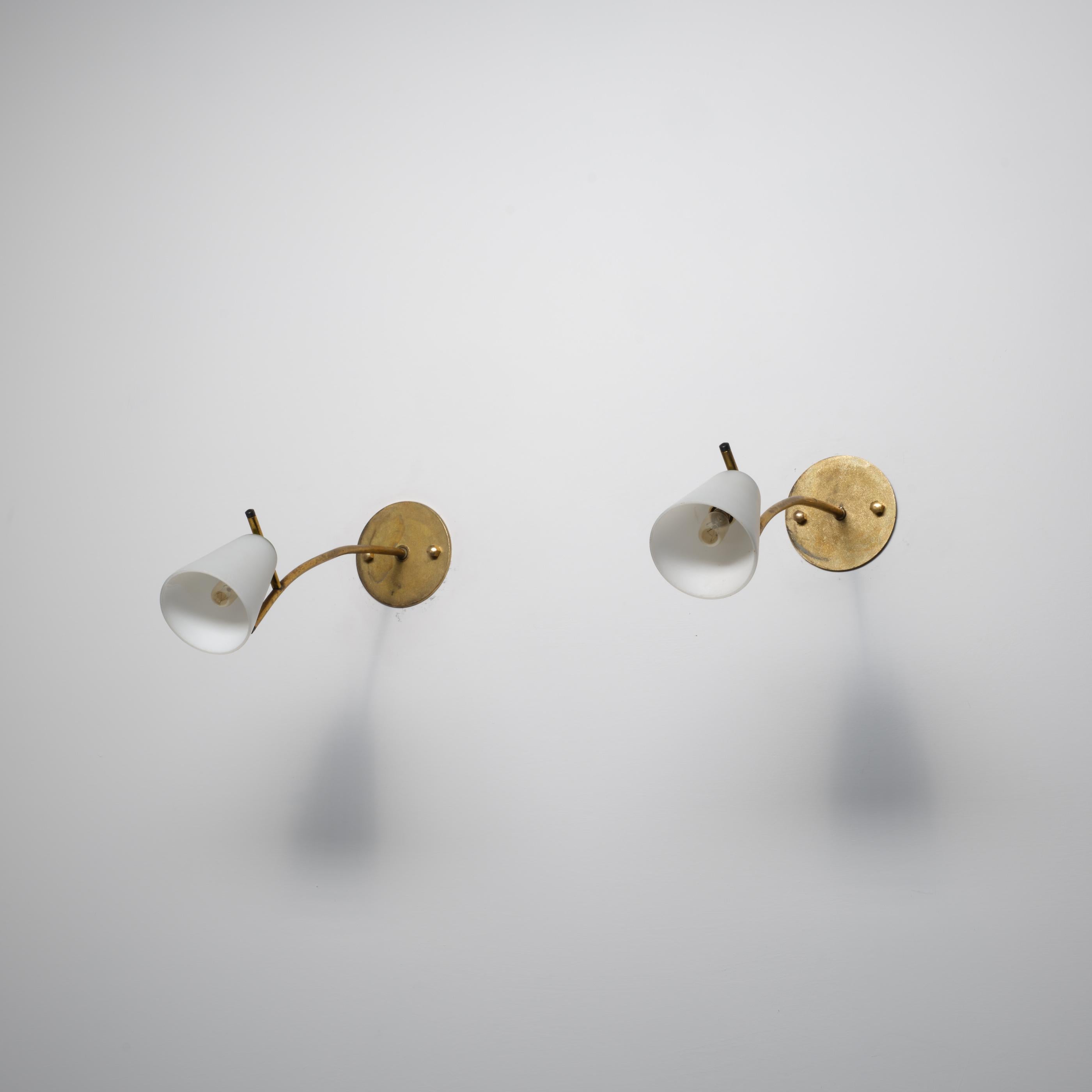 Pair of 1950s Italian Brass Wall Sconces with Opaline Glass Conical Shades en vente 1