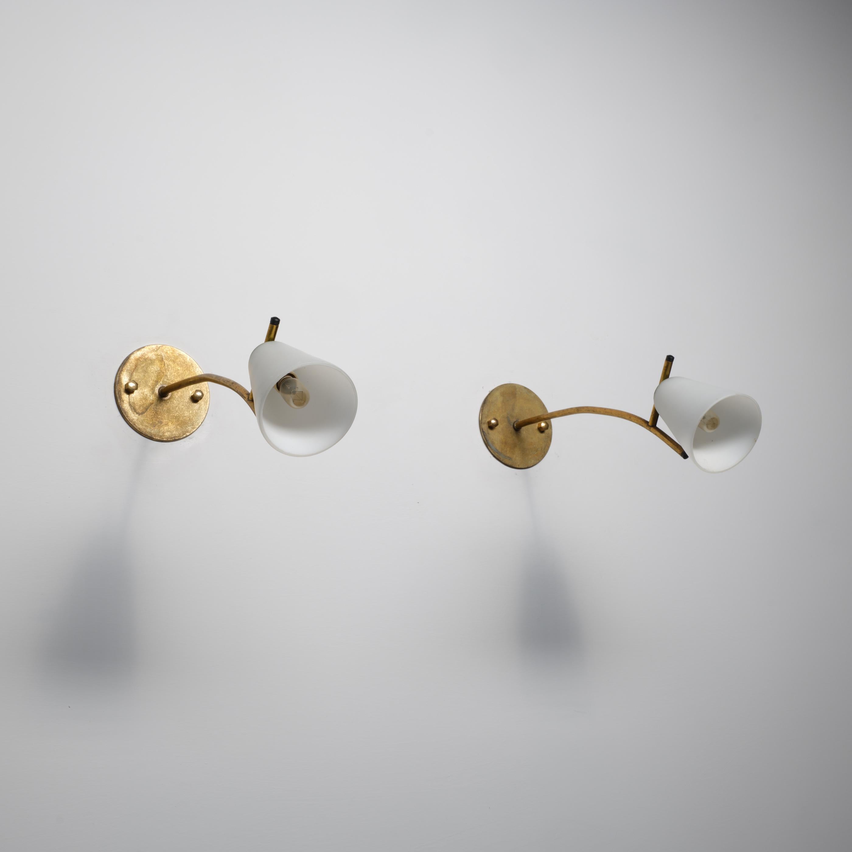 Pair of 1950s Italian Brass Wall Sconces with Opaline Glass Conical Shades en vente 2
