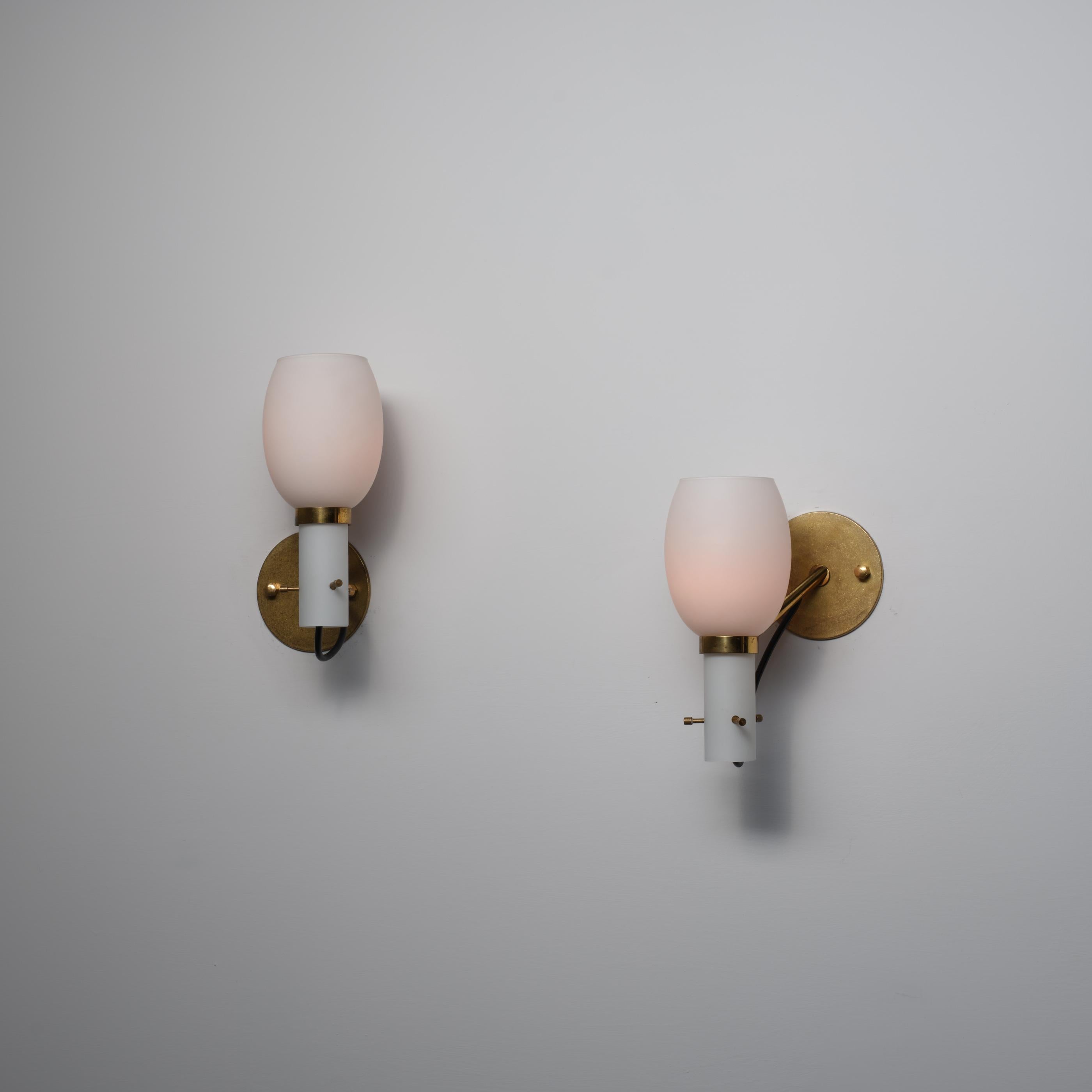 Pair of 1950s Italian Brass Wall Sconces with Opaline Glass Shades (Moderne der Mitte des Jahrhunderts) im Angebot