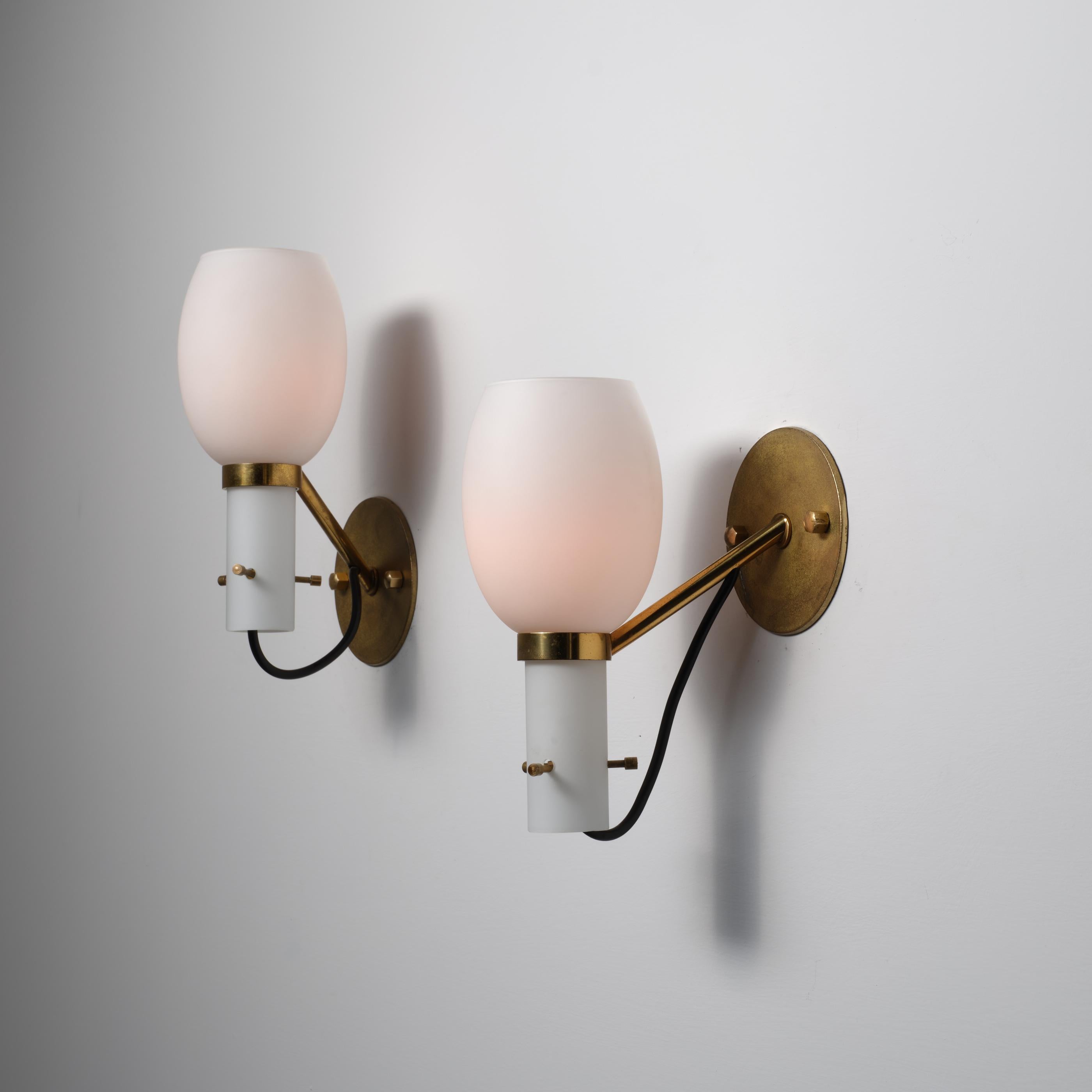 Pair of 1950s Italian Brass Wall Sconces with Opaline Glass Shades im Zustand „Gut“ im Angebot in Rome, IT