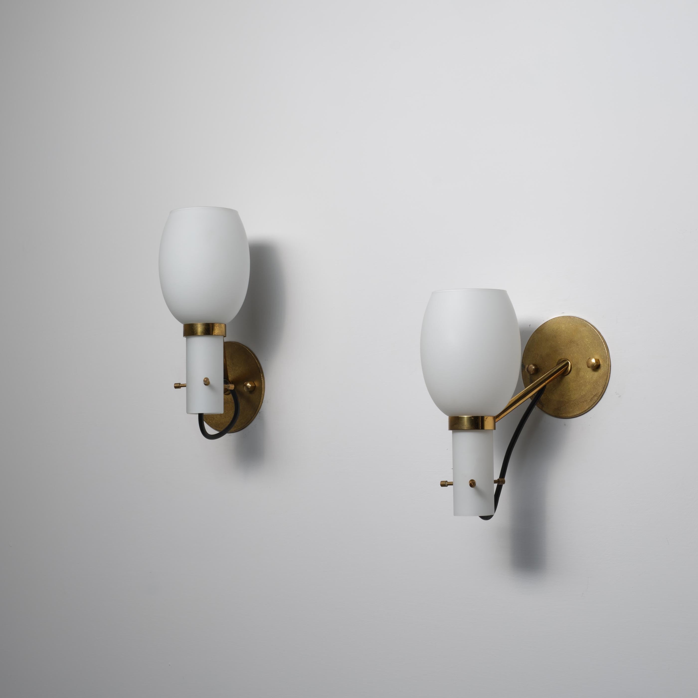 Pair of 1950s Italian Brass Wall Sconces with Opaline Glass Shades (Mitte des 20. Jahrhunderts) im Angebot
