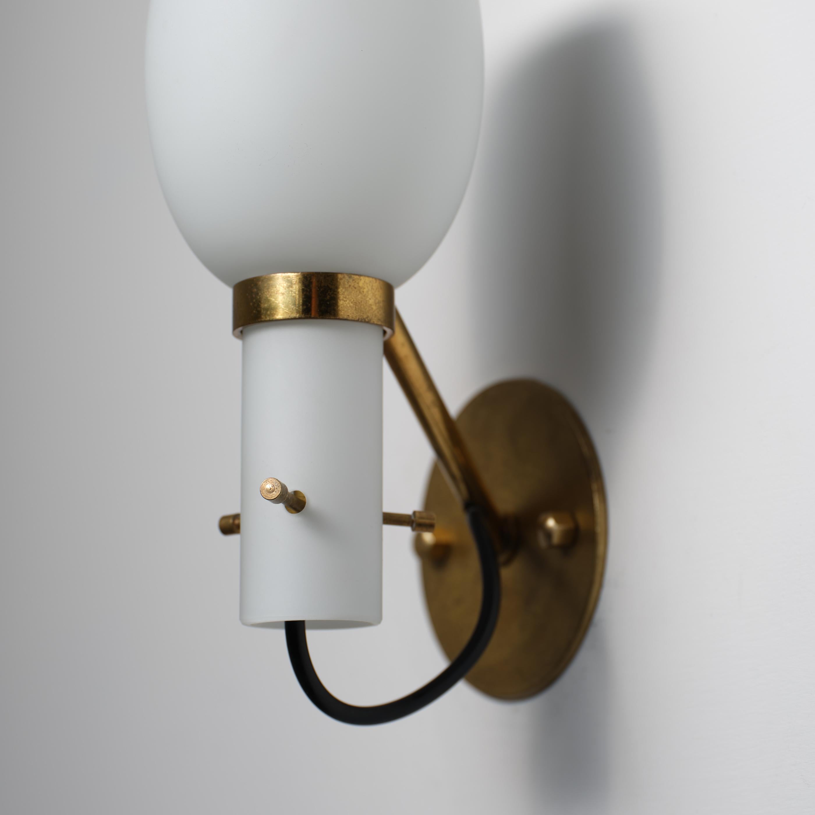 Pair of 1950s Italian Brass Wall Sconces with Opaline Glass Shades im Angebot 1