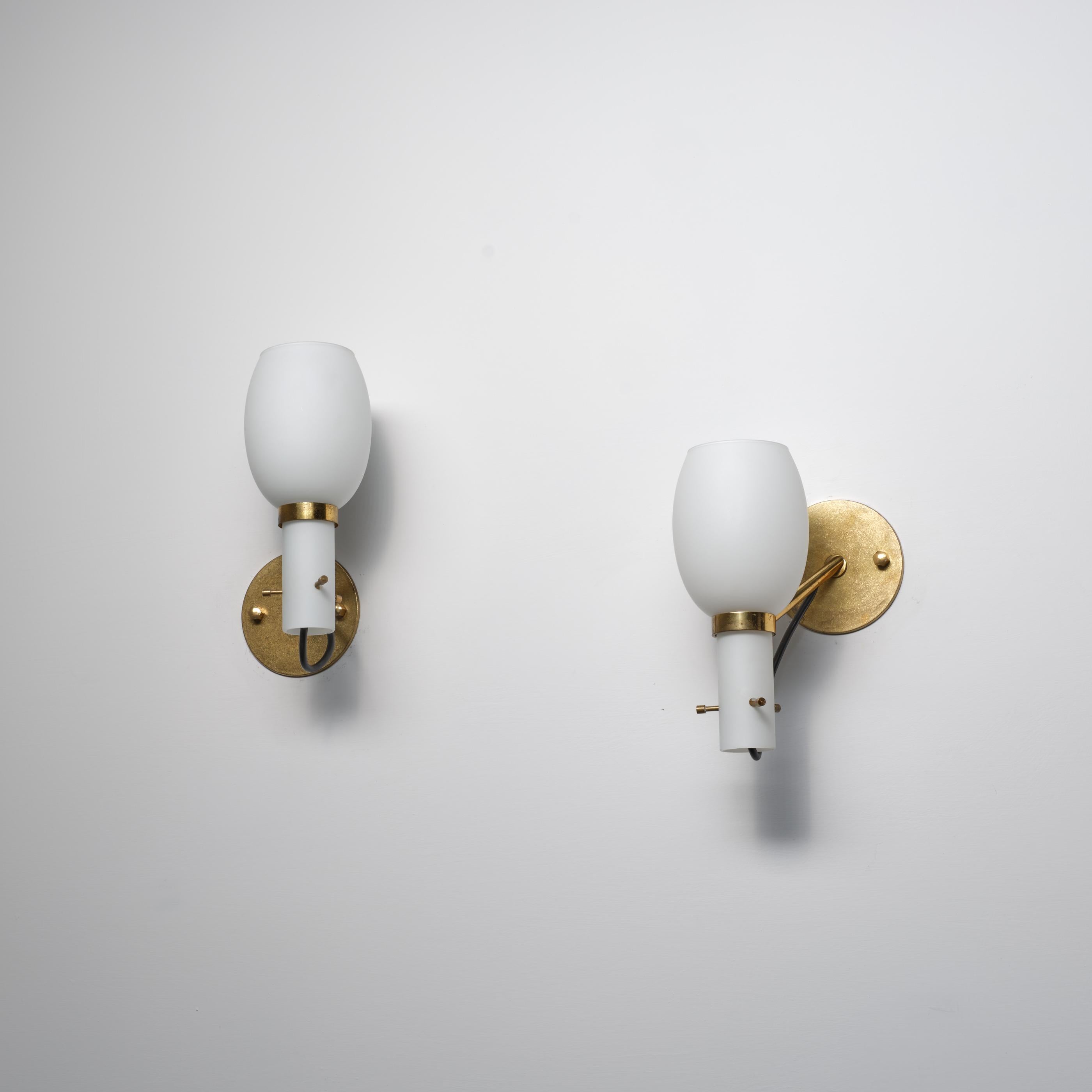 Pair of 1950s Italian Brass Wall Sconces with Opaline Glass Shades im Angebot 2