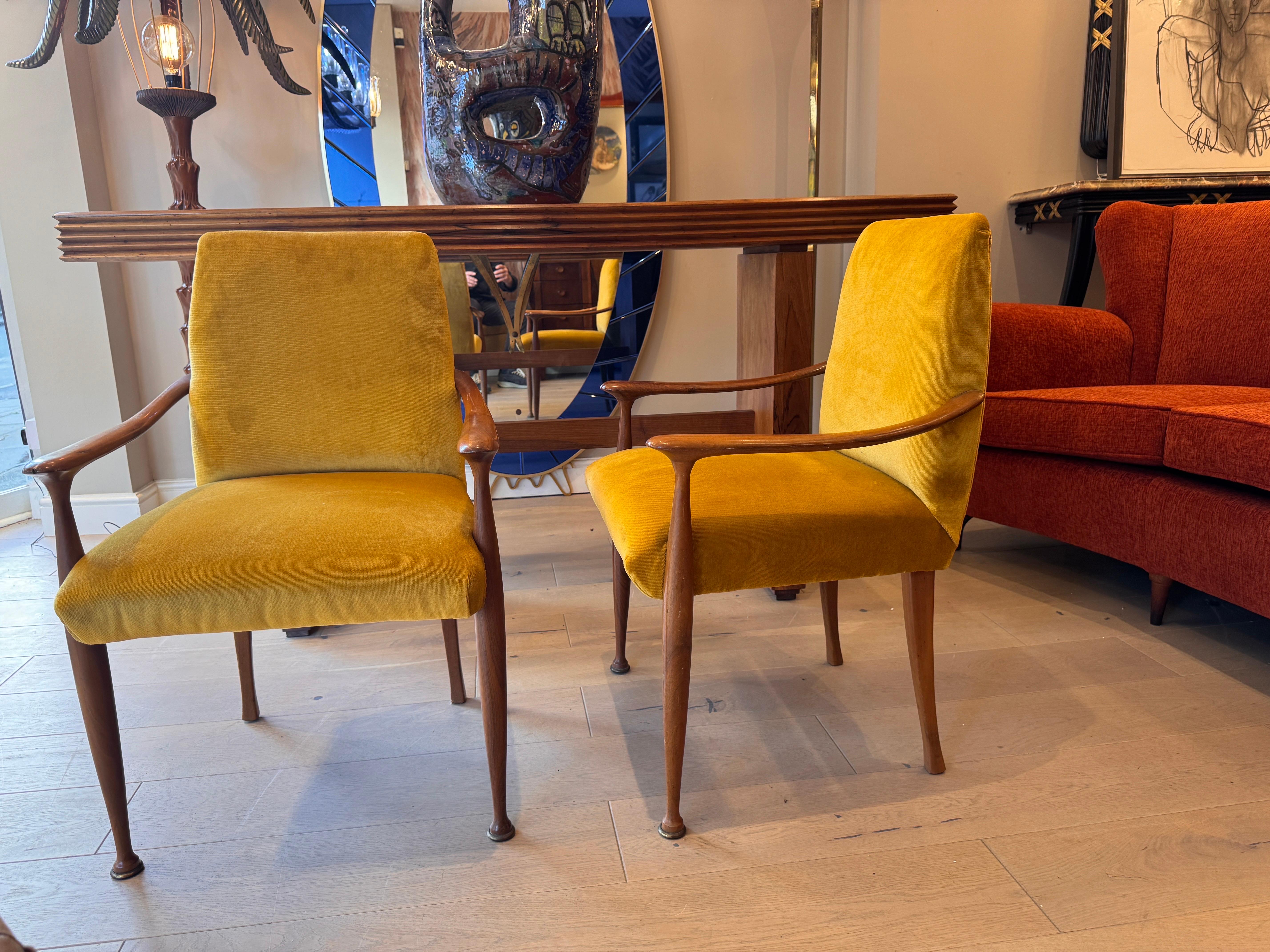 Charmante paire de fauteuils d'appoint italiens en noyer des années 1950, nouvellement tapissés de tissu de velours jaune canari. 