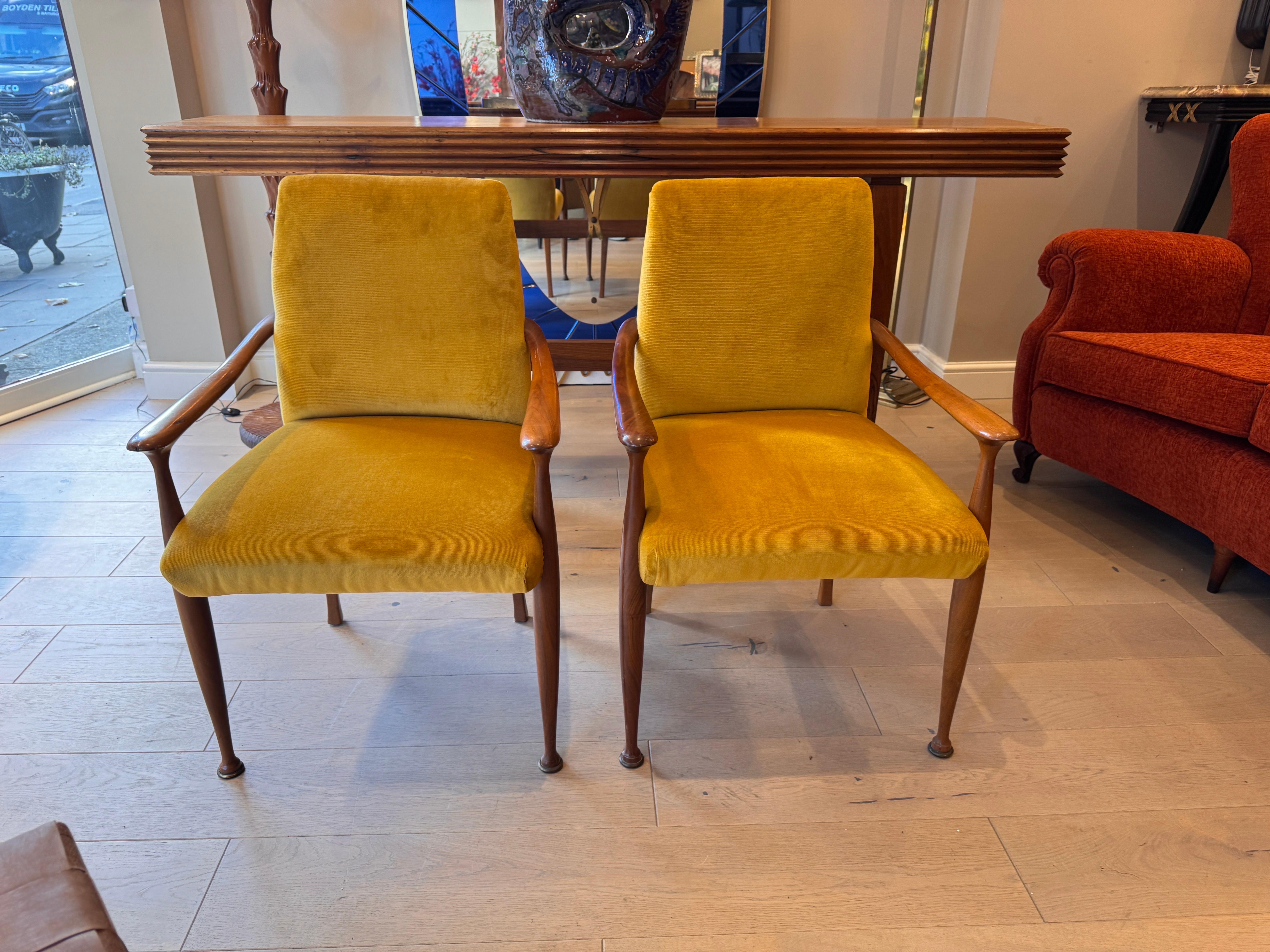 Paire d'objets des années 1950  Fauteuils d'appoint italiens jaune canari en vente 1