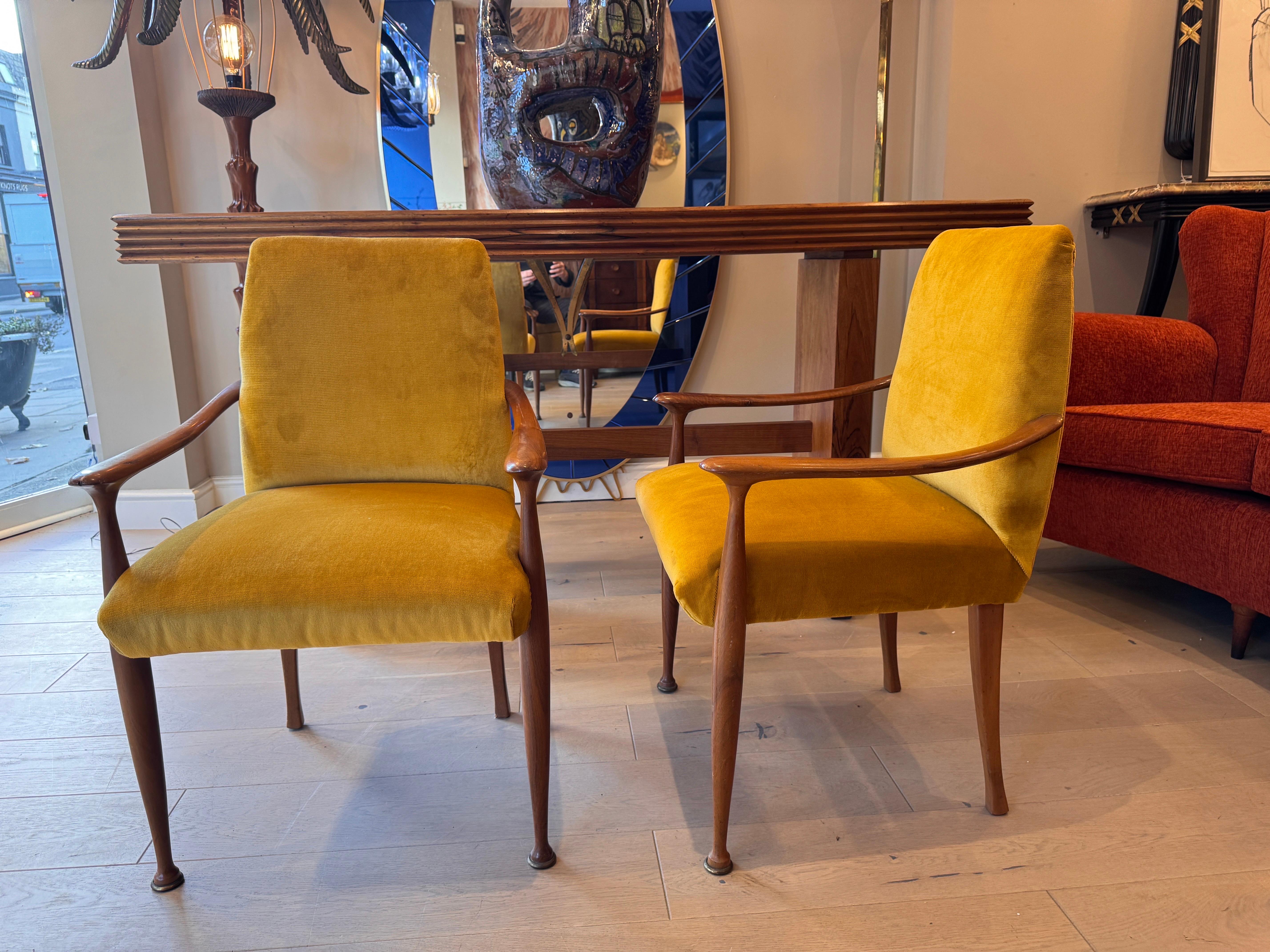 Paire d'objets des années 1950  Fauteuils d'appoint italiens jaune canari en vente 2