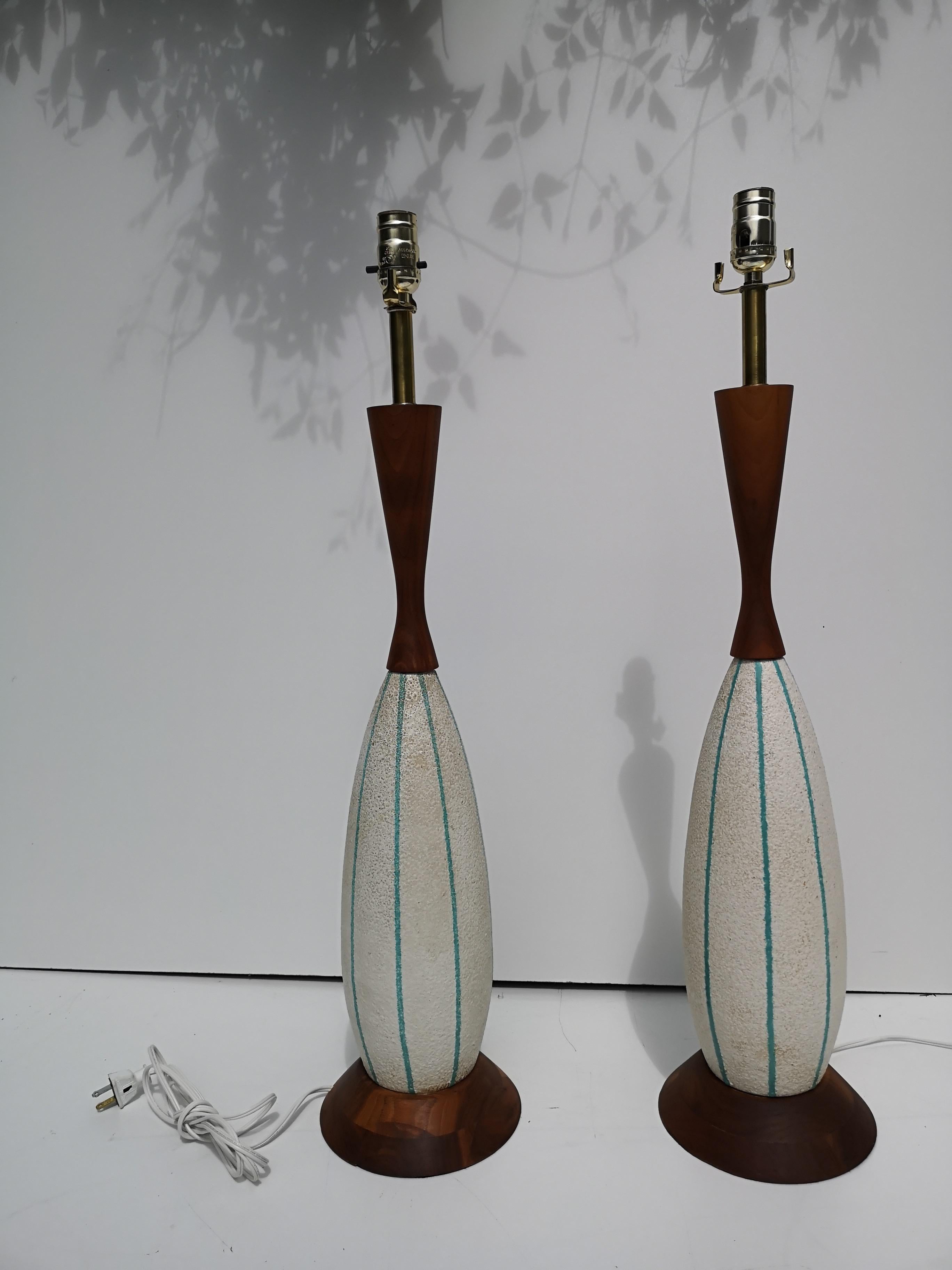 Pair of 1950s Italian Ceramic and Walnut Table Lamps For Sale 5