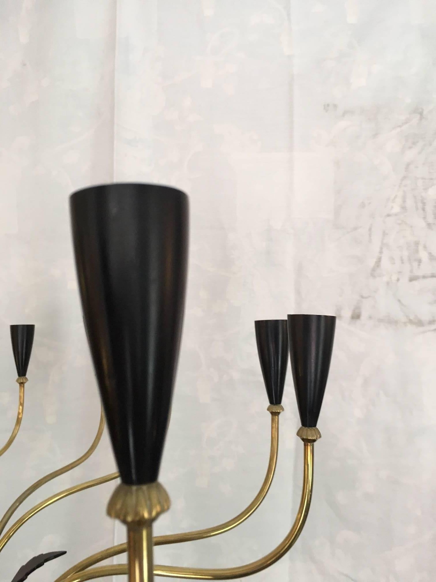 Pair of large sized chandeliers Oscar Torlasco style, with eight double arms that finish in 16 lacquered black screens, the whole lamp is made in gold and enameled brass.