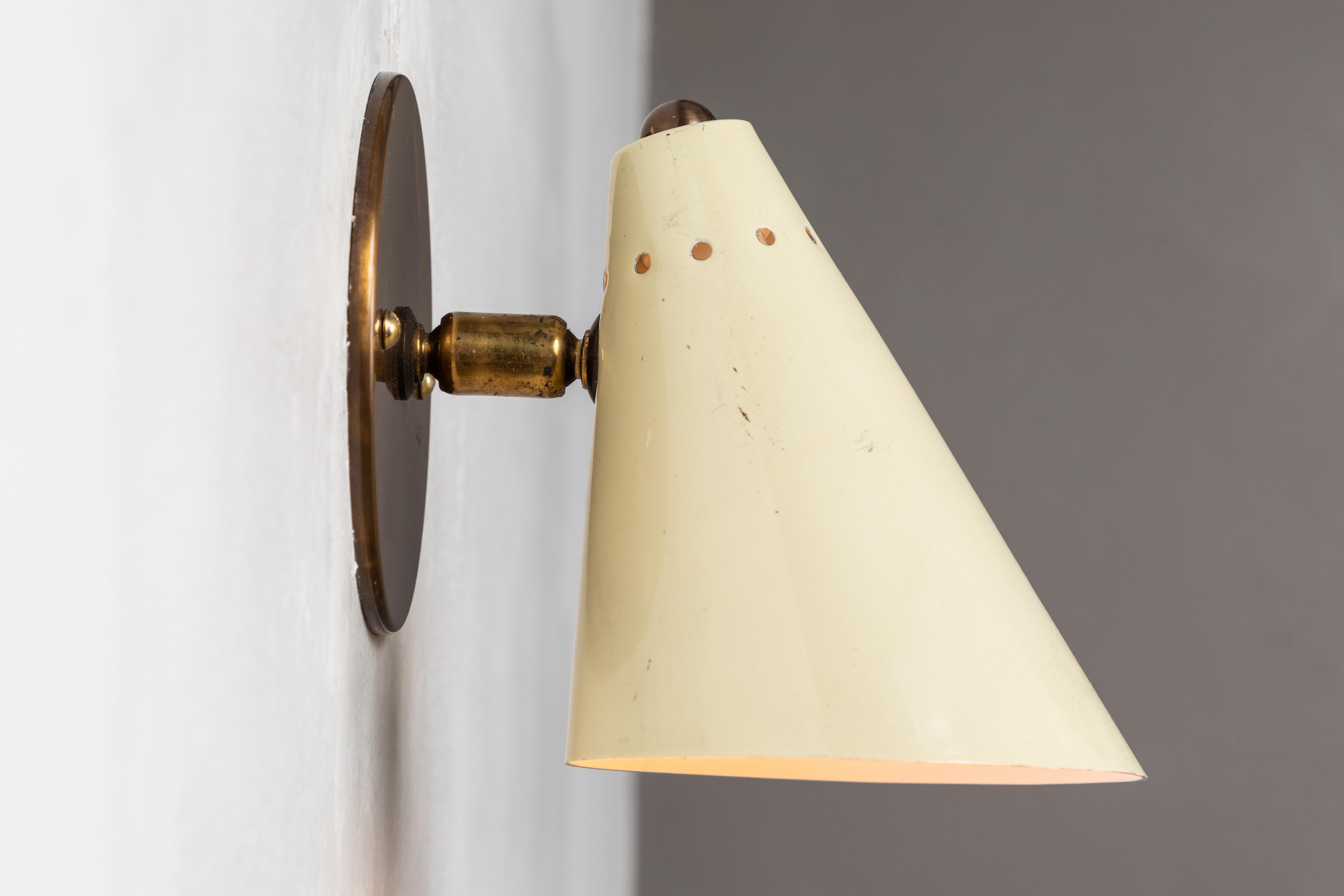 Pair of 1950s Italian cone sconces in the manner of Arteluce. Executed in white enameled metal and patinated brass. Shades adjustable. A very clean and simple Italian midcentury design reminiscent of the output of Arteluce and Stilnovo.

Price is