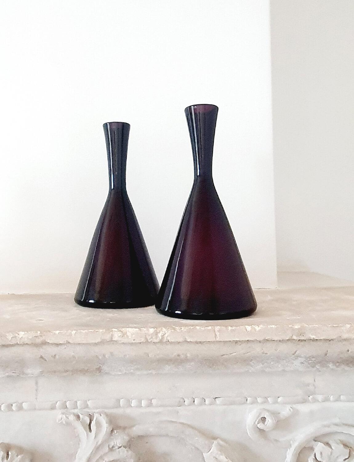 Pair of 1950s Italian Cranberry Coloured Empoli Hand-Blown Glass Bottles In Excellent Condition In Roma, IT