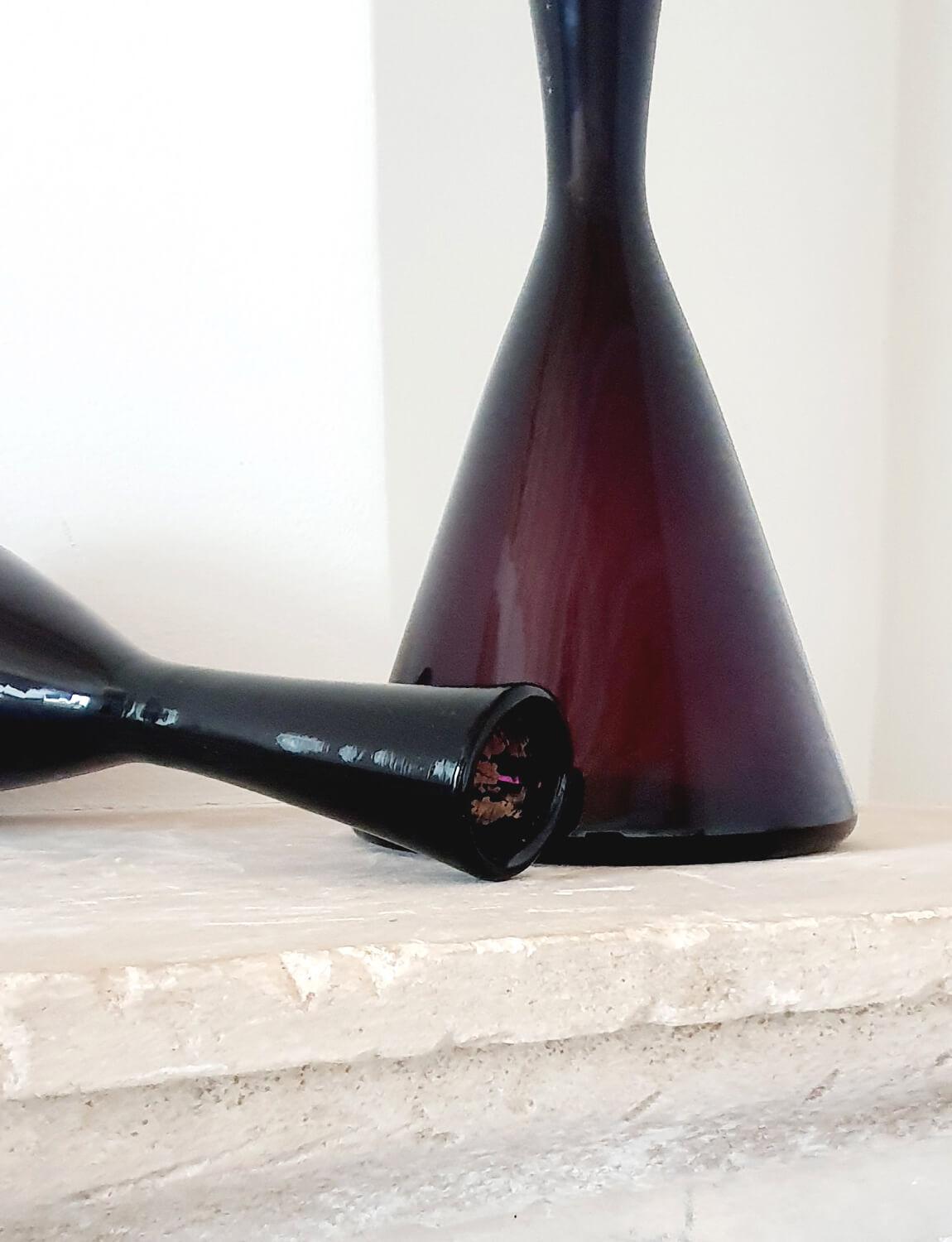 Milieu du XXe siècle Paire de bouteilles en verre soufflé à la bouche Empoli, couleur canneberge, datant des années 1950
