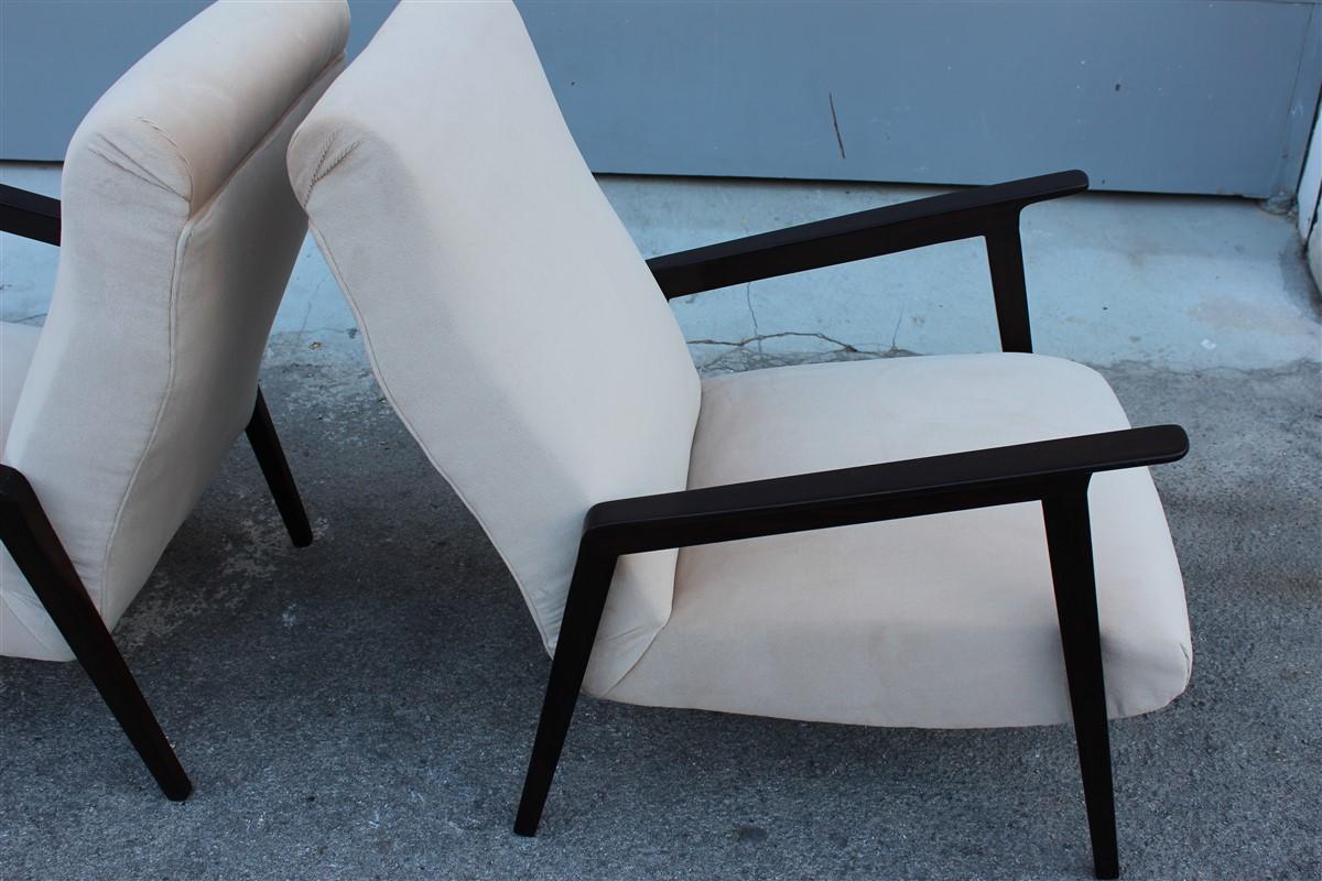Paire de fauteuils design italiens des années 1950 en noyer et velours beige du milieu du siècle dernier en vente 5